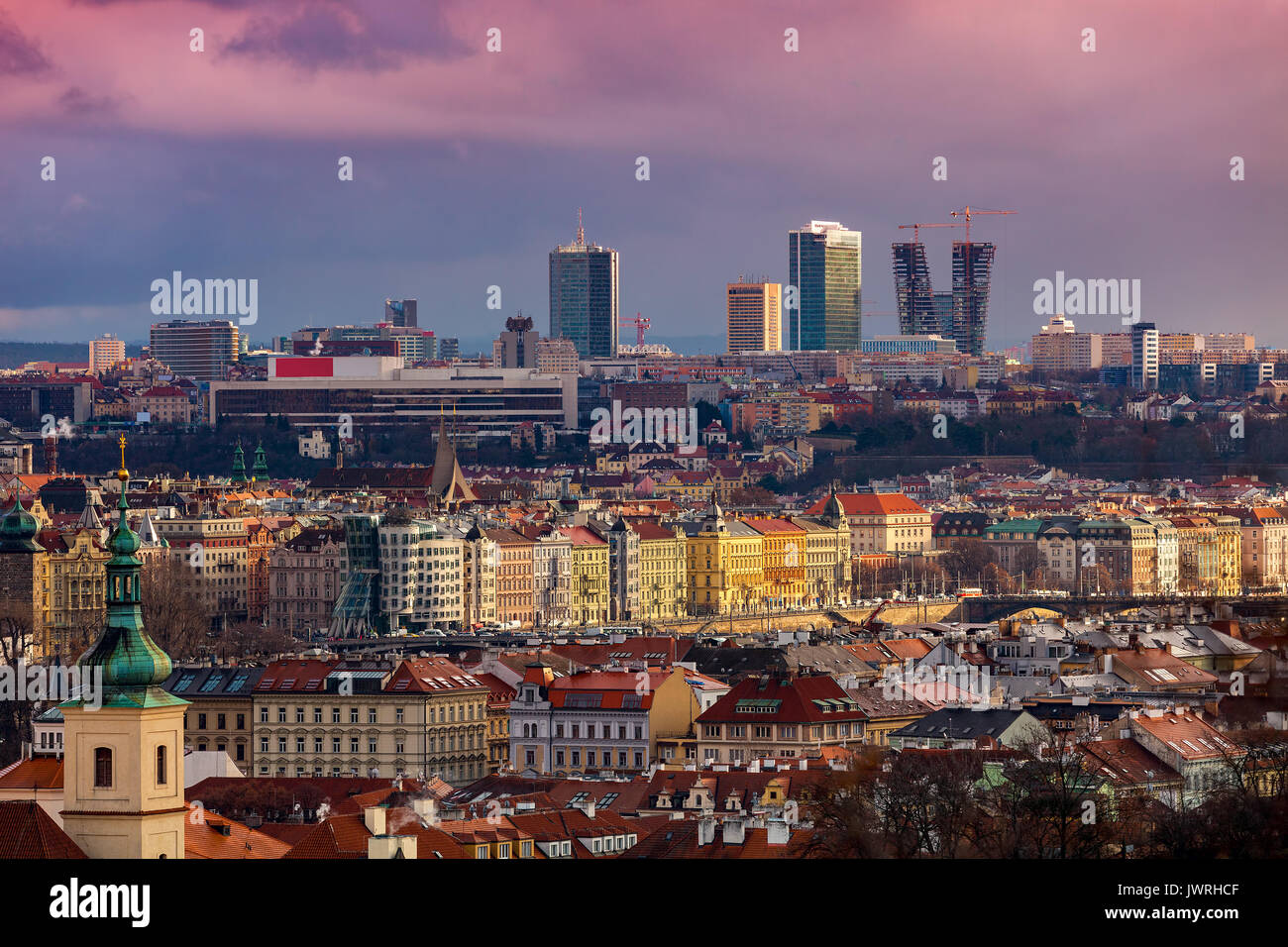 Blick auf die Altstadt mit bunten Häusern und roten Dächern und modernen Gebäuden auf Hintergrund in Prag, Tschechische Republik. Stockfoto