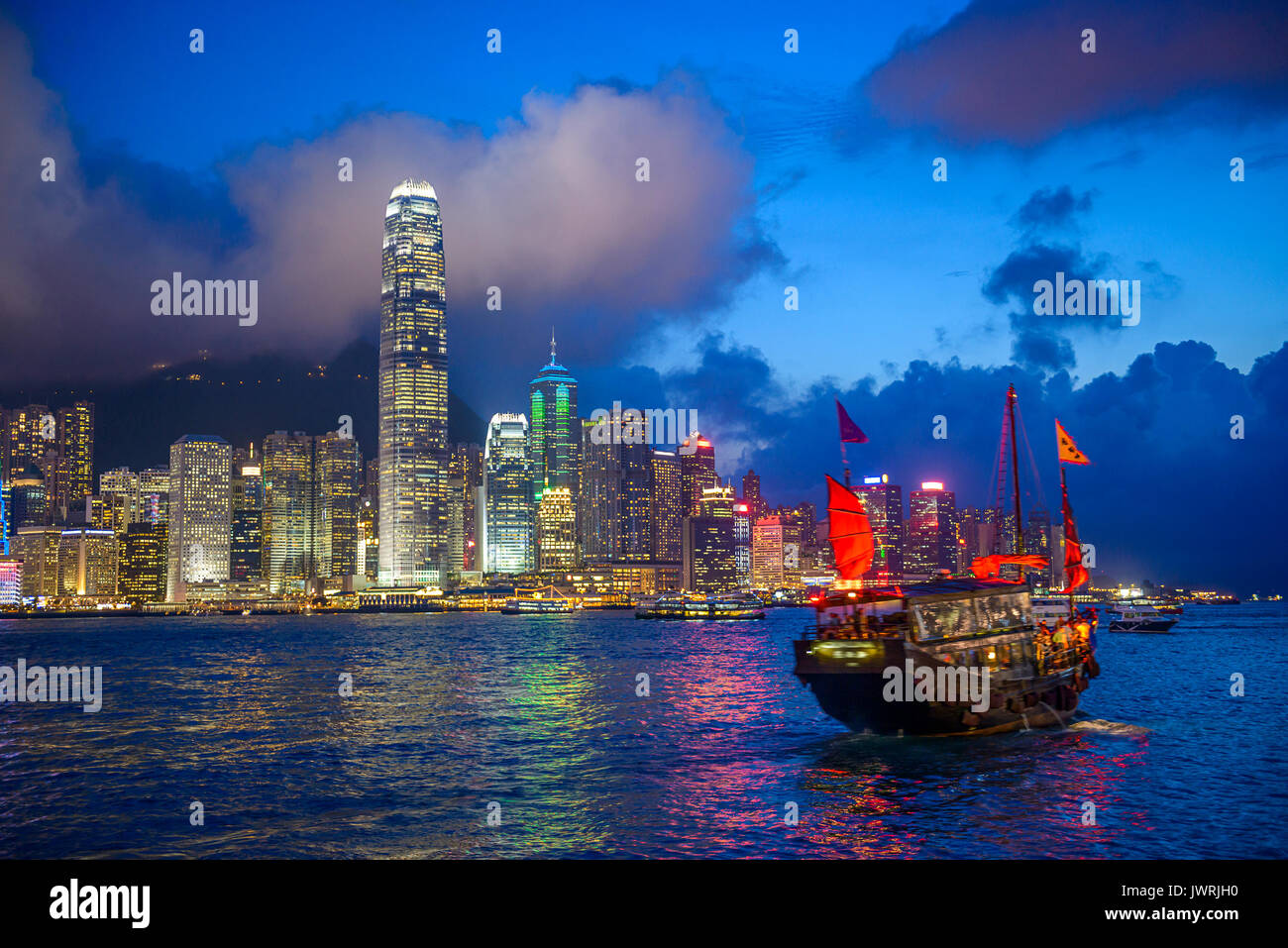 Hongkong, China Skyline am Hafen. Stockfoto
