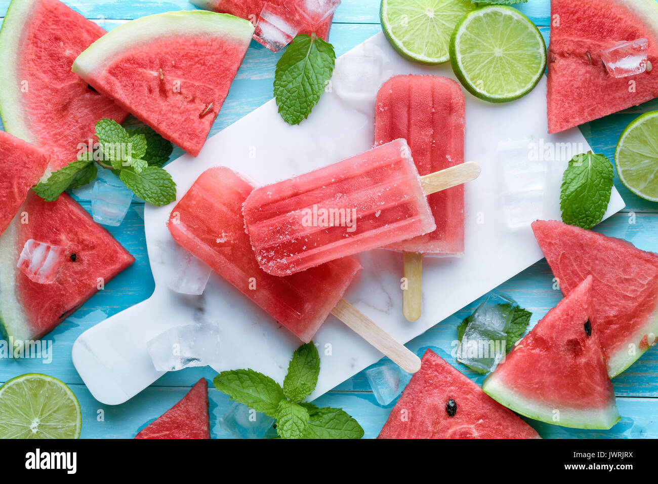 Wassermelone, Zitrone und Minze auf blauem Hintergrund Stockfoto