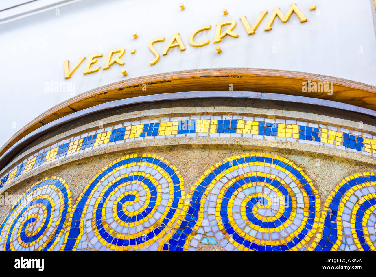 Sezession Wien, Nahaufnahme eines großen Mosaiks Schüssel in der Nähe der Einfahrt zum Gebäude der Secession in Wien, Österreich. Stockfoto