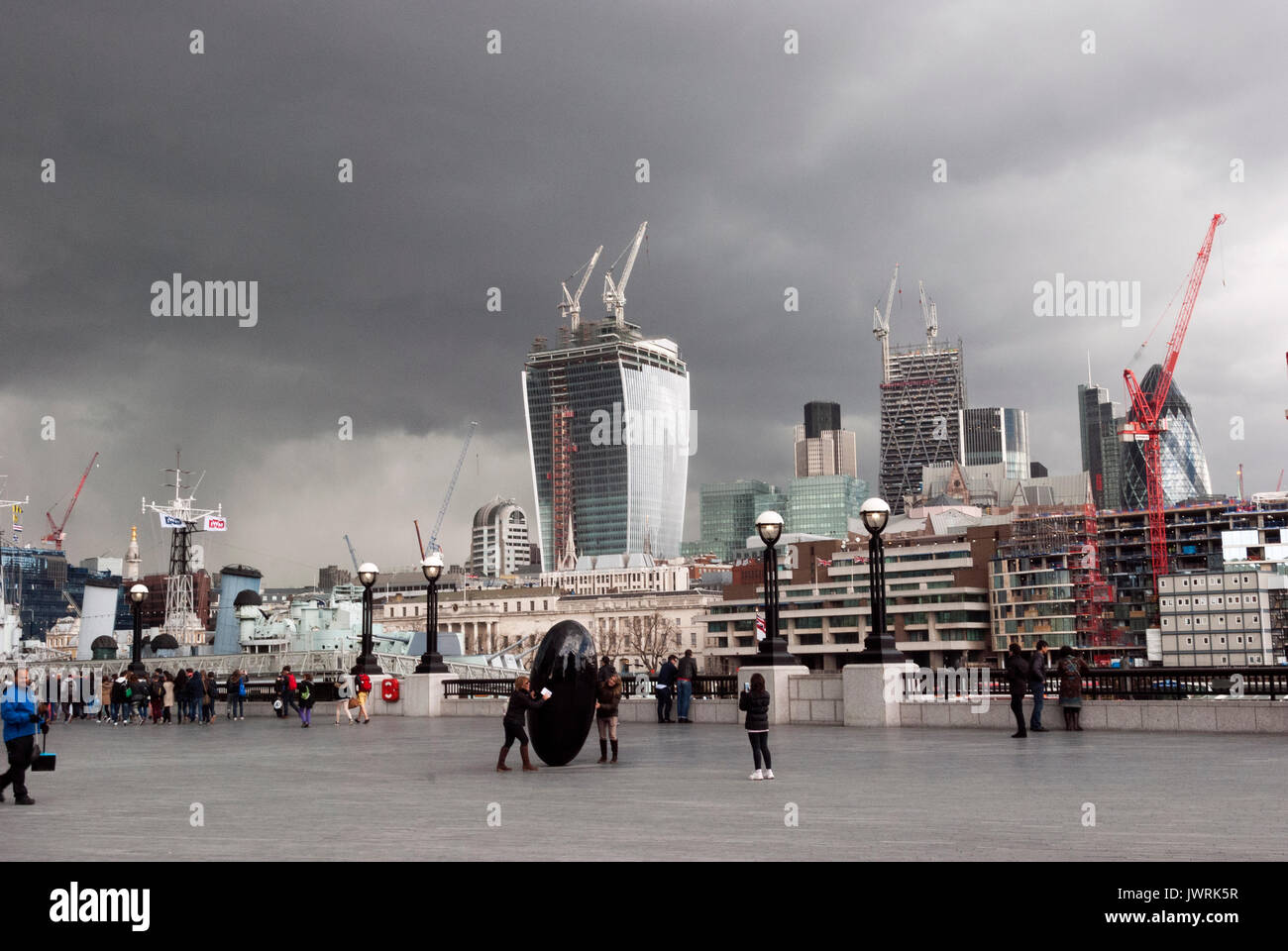 London England, The Gherkin, Frenchurch Street Building genannt Walkie-Talkie, Bau, Museum Battleship, Financial District, Commercial Stockfoto