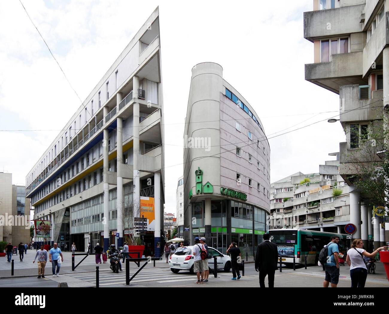 Centre Commercial, das Einkaufsviertel, und Sozialer Wohnungsbau, im Herzen von St. Denis, nördlich von, & zusammenhängenden mit Paris, einer belebten Gegend Stockfoto