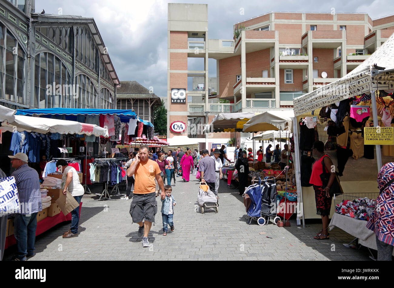 Centre Commercial, das Einkaufsviertel, und Sozialer Wohnungsbau, im Herzen von St. Denis, nördlich von, & zusammenhängenden mit Paris, einer belebten Gegend Stockfoto