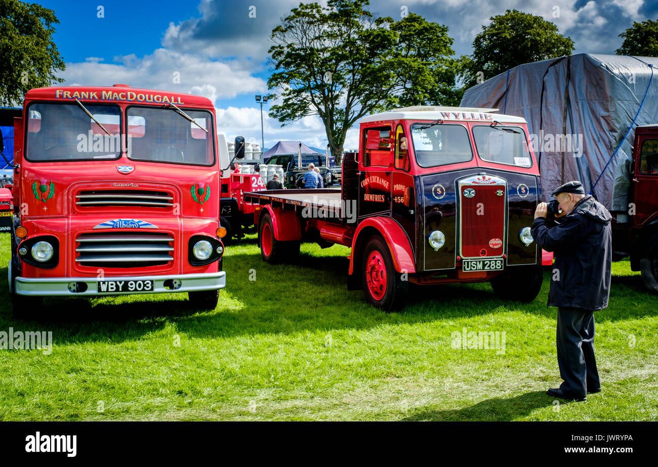 Biggar, South Lanarkshire - 44 Oldtimer Rallye. Ein älterer Herr fotos Oldtimer Lkw's. Stockfoto