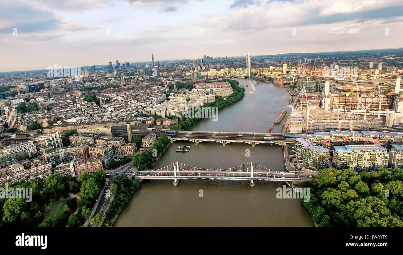 Luftbild Foto oben auf der Themse und Brücken in Entwicklung für die Region London, Großbritannien Stockfoto