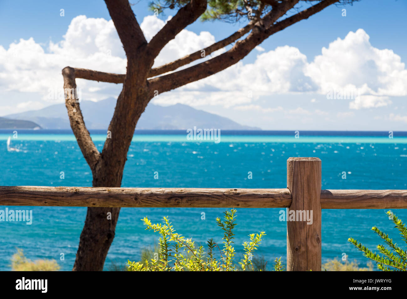 Tropical - wie Himmel und Meer in Italien im Sommer Stockfoto