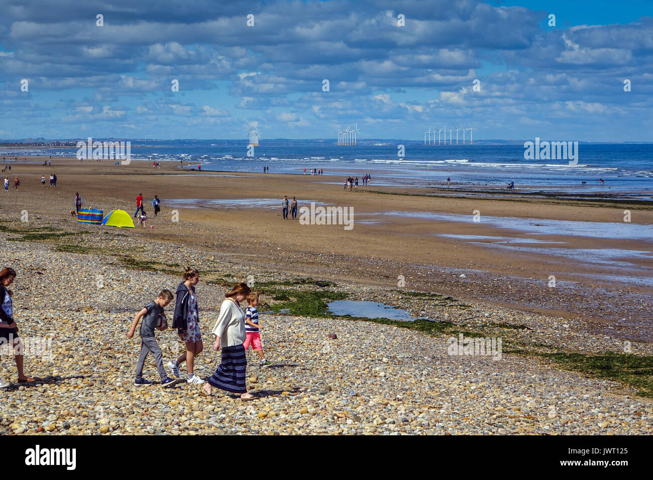 Die Leute am Strand, Sommer, Saltburn am Meer, North Yorkshire, England Stockfoto