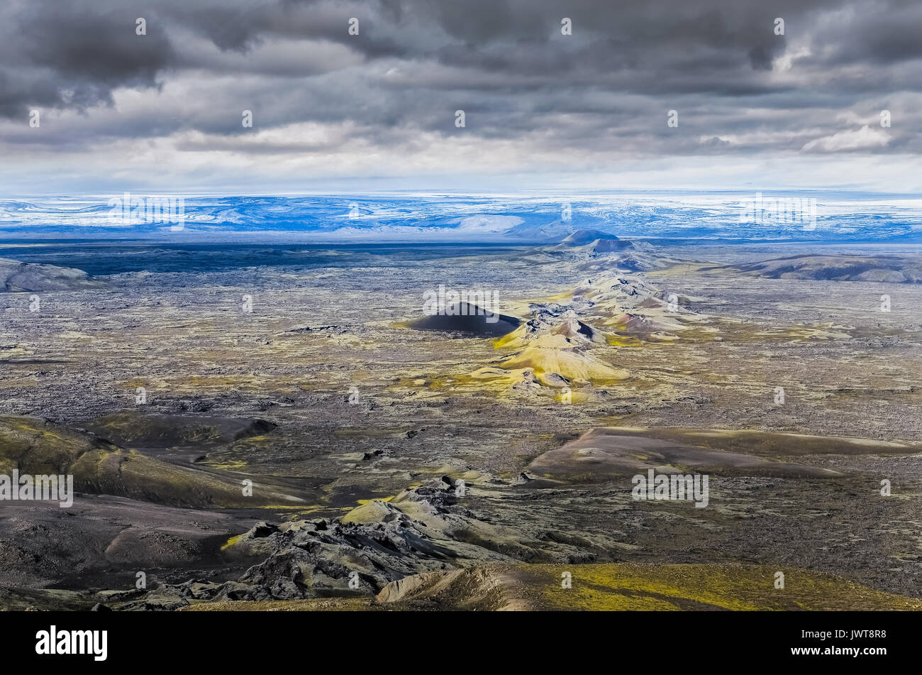 Dramatische Vulkanlandschaft mit Kette von Kratern und Gletscher Hintergrund, Lakagigar, Island Stockfoto