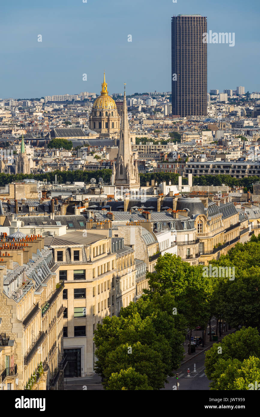Die Dächer von Paris im Sommer mit Blick auf den Invalidendom und Montparnasse. Paris, Frankreich Stockfoto