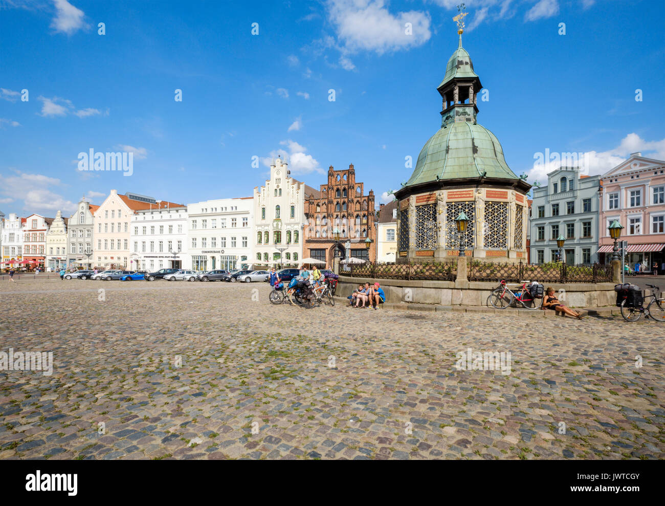Marktplatz, am Markt mit der wasserkunst Brunnen, Wismar, Mecklenburg-Vorpommern, Deutschland Stockfoto