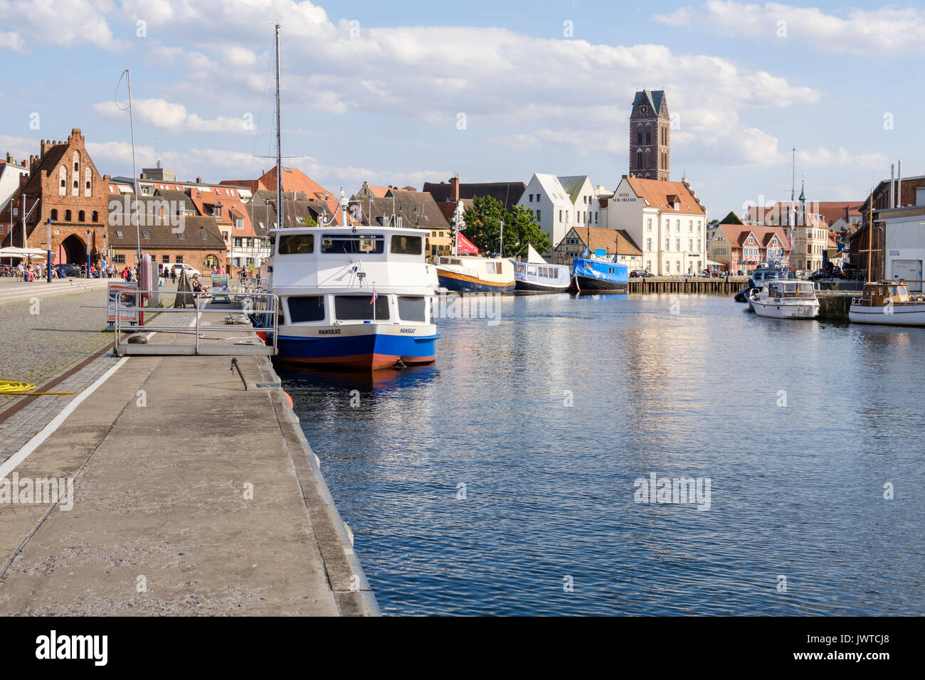 Hafen Alter Hafen mit dem Wassertor Tor im Hintergrund, Wismar, Mecklenburg-Vorpommern, Deutschland Stockfoto