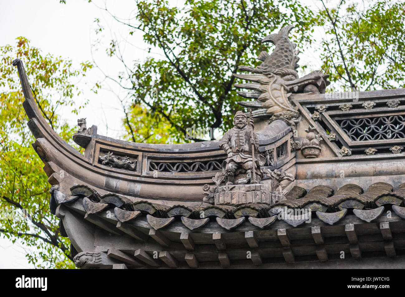 Traditionelle chinesische Dekoration auf einem Dach Stockfoto