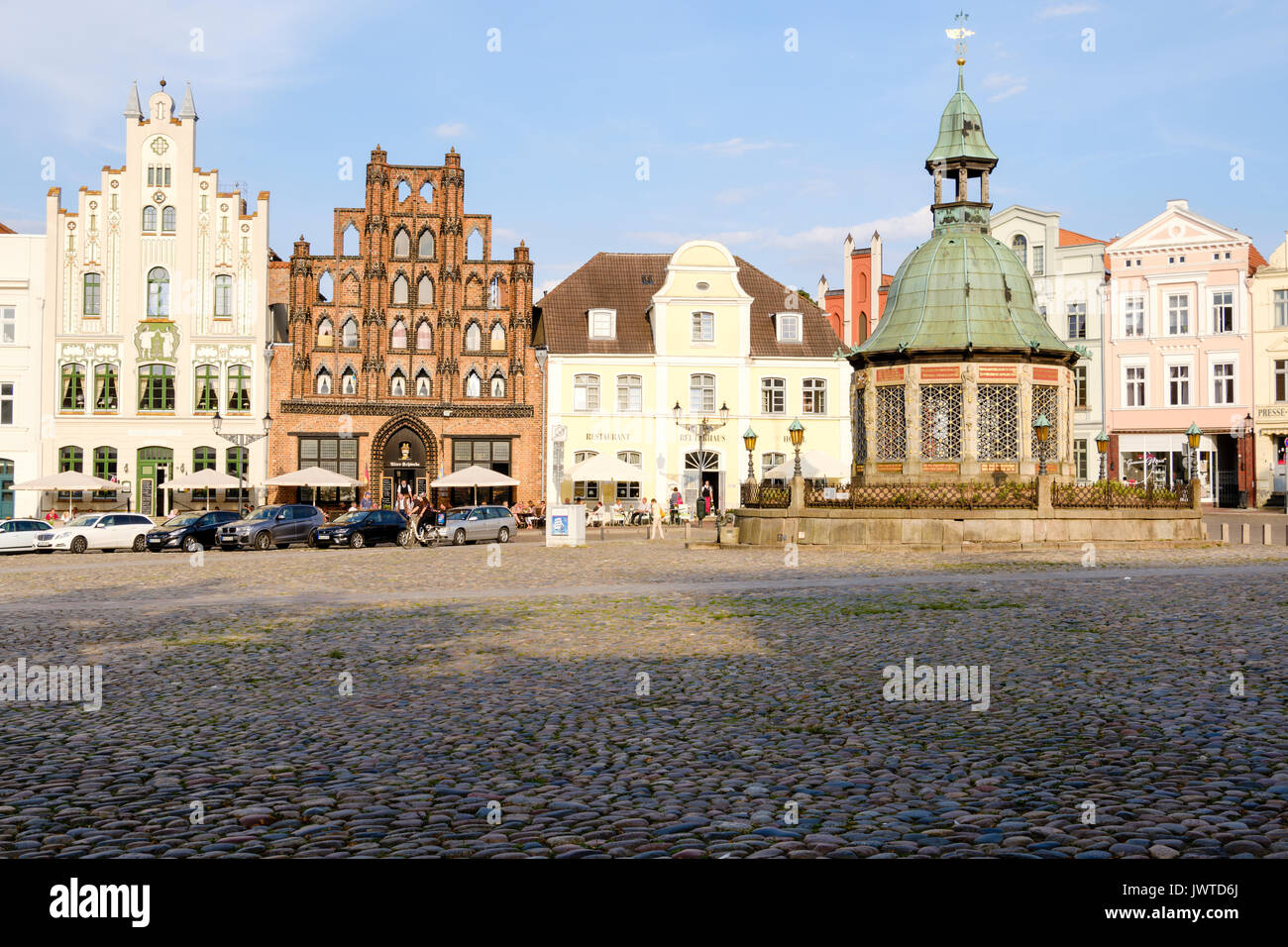 Marktplatz, am Markt mit der wasserkunst Brunnen und Alter Schwede Restaurant und Hotel, Wismar, Mecklenburg-Vorpommern, Deutschland Stockfoto