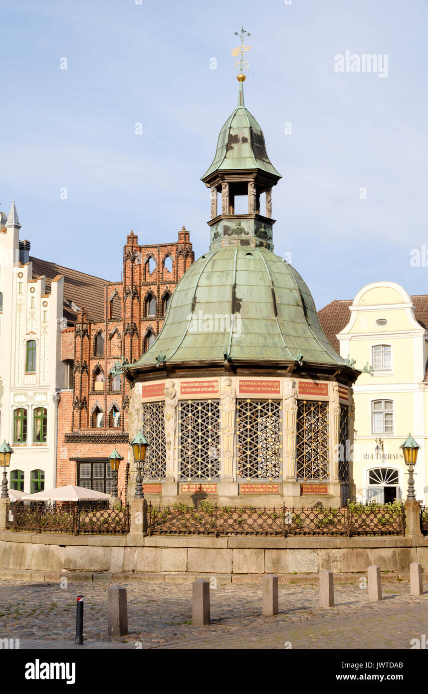 Wasserkunst Brunnen auf dem Marktplatz, am Markt, Wismar, Mecklenburg-Vorpommern, Deutschland Stockfoto