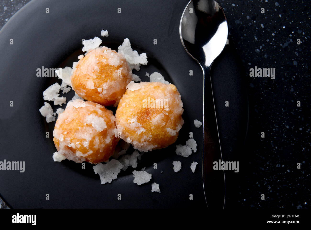 Thailändisches dessert Khai hong Es bedeuten Swan Ei aus Reismehl und Zucker grüne Bohnen Abdeckung auf schwarze Platte in Kaffee Pause style Set gemacht. Stockfoto