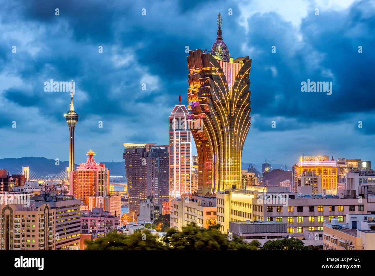 Macau, China die Skyline in der Dämmerung. Stockfoto