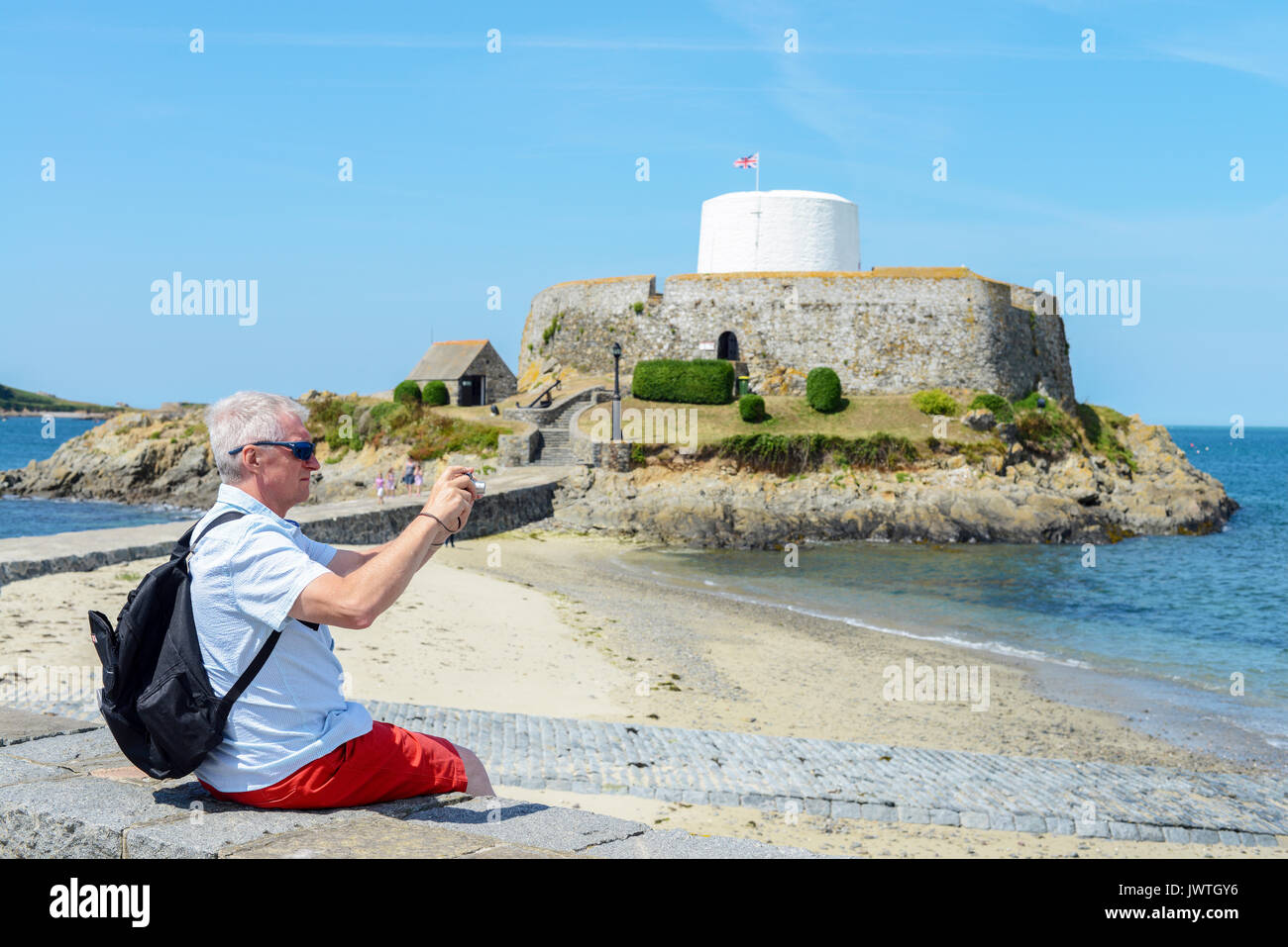 Touristen fotografieren außerhalb Fort Grey, ein Shipwreck Museum in Guernsey, Channel Islands Stockfoto