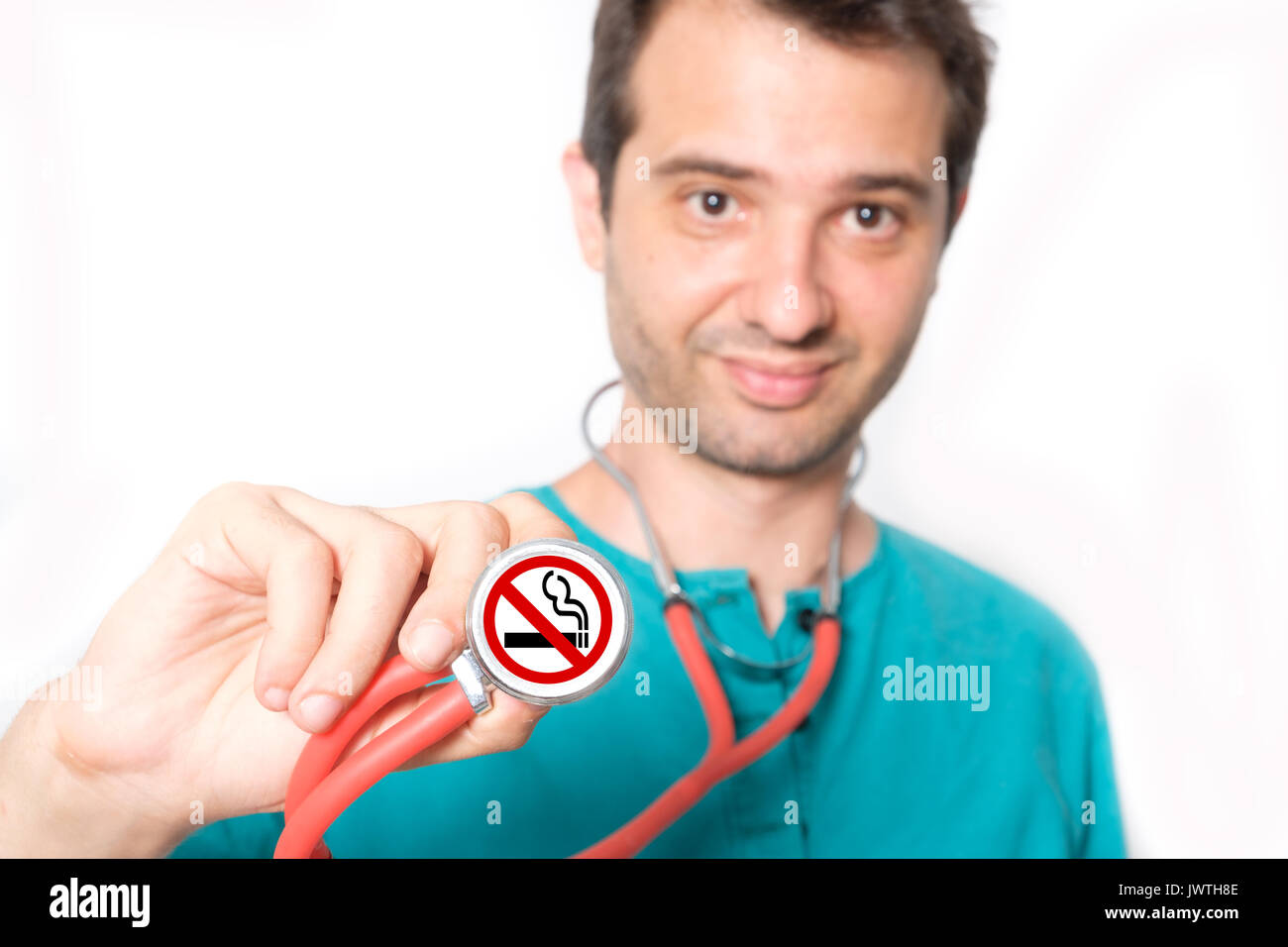Arzt und Rauchen aufhören Symbol auf Stethoskop, Schwerpunkt auf das Stethoskop Stockfoto