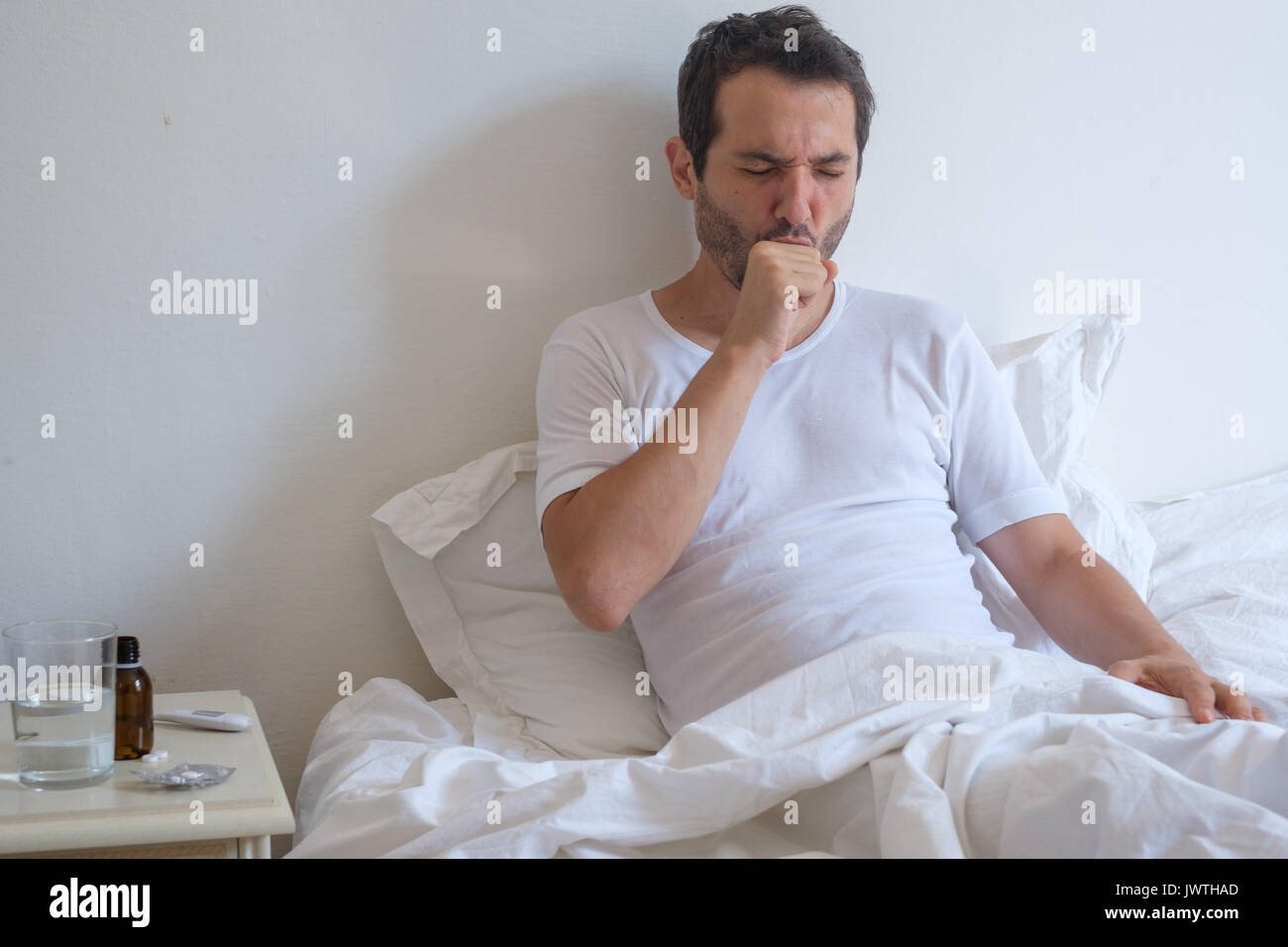 Kranken Mann Lag Auf Dem Bett Und Viel Zu Husten Stockfotografie Alamy