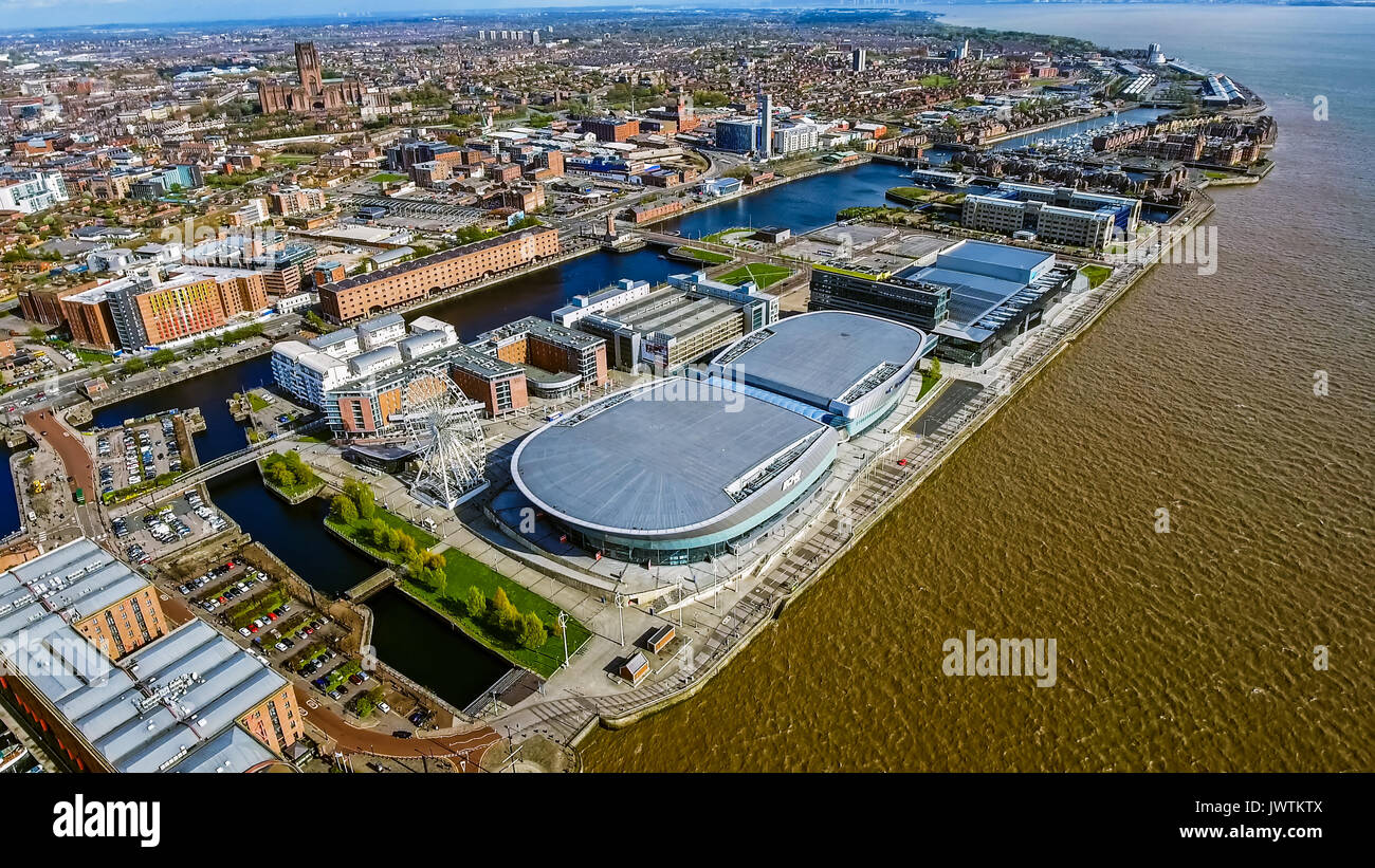 Luftaufnahme von Liverpool City Foto mit Docks, Rad, modernen Gebäuden feat. Kathedrale von Liverpool und Mersey River an einem sonnigen Tag in England Stockfoto