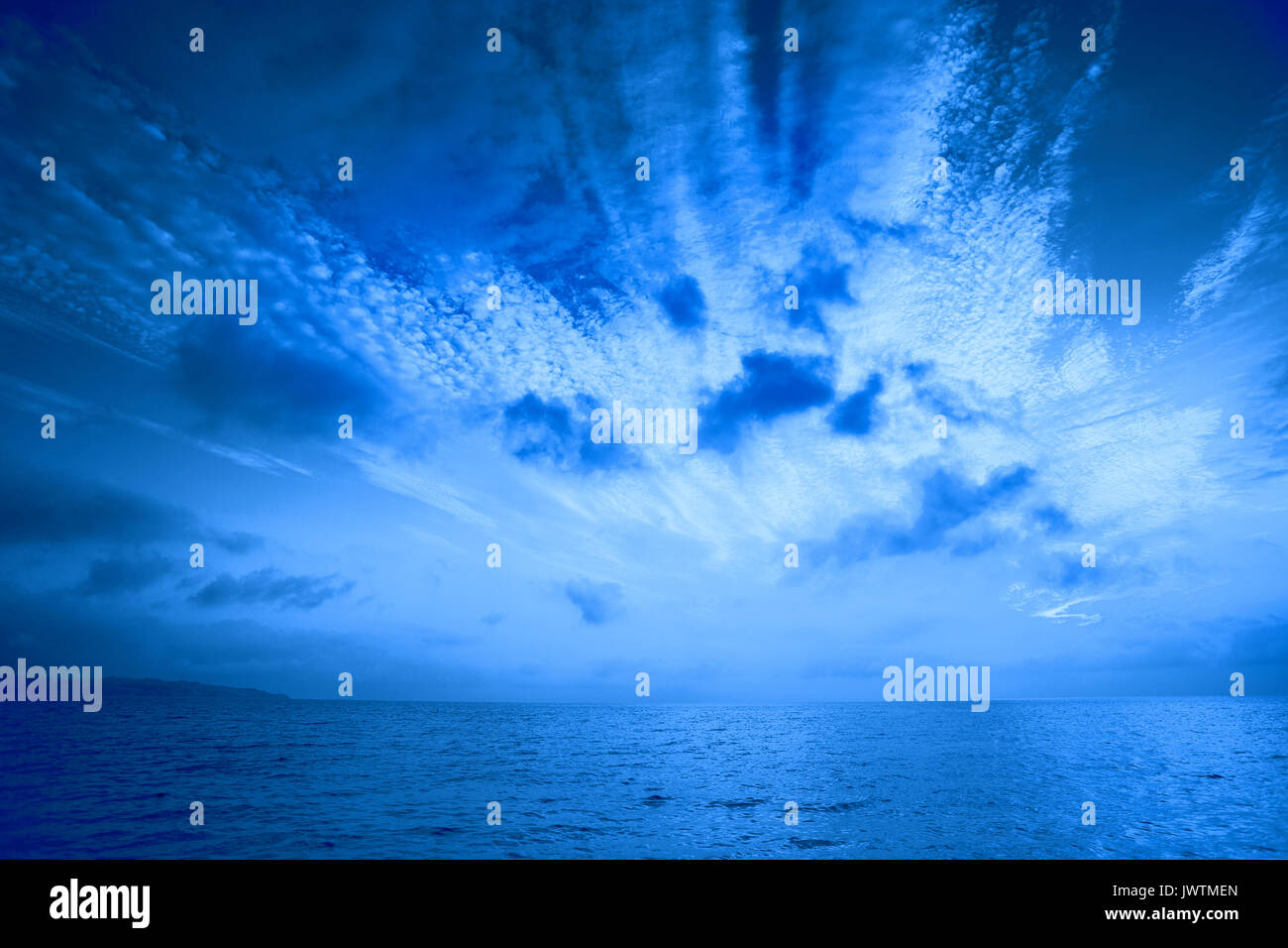 Am frühen Morgen, Sonnenaufgang über dem Meer. Blau Stockfoto