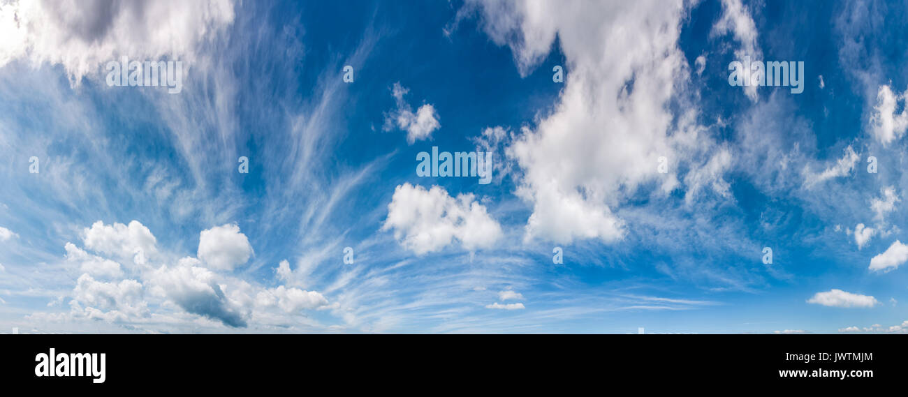 Wunderschöne cloudscape Panorama auf einem blauen Sommerhimmel. schönes Wetter Hintergrund mit Dynamic Cloud Anordnung Stockfoto