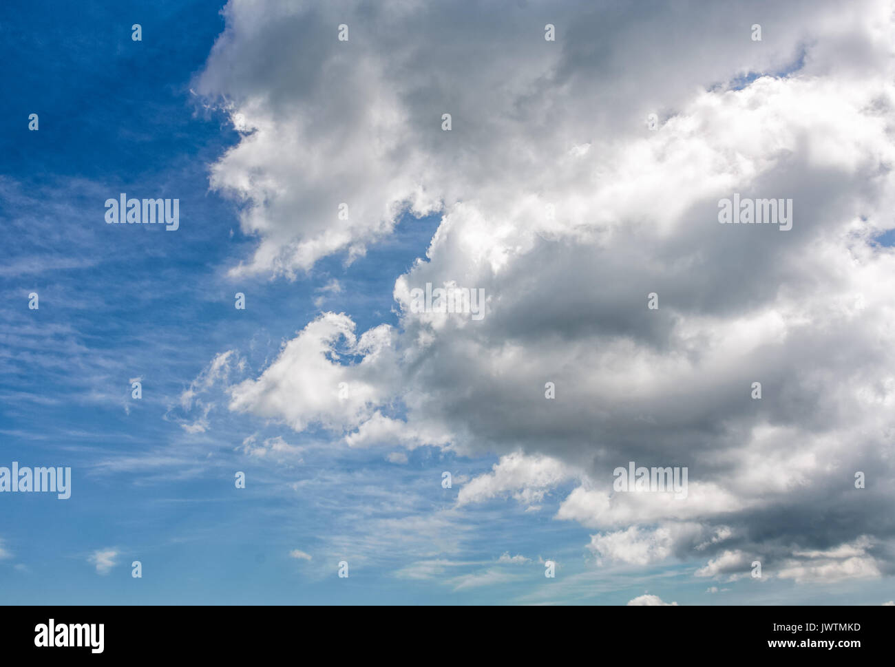 Schwere graue Wolke auf einem blauen Sommerhimmel. Dramatische wetter Hintergrund mit Dynamic Cloud Anordnung Stockfoto