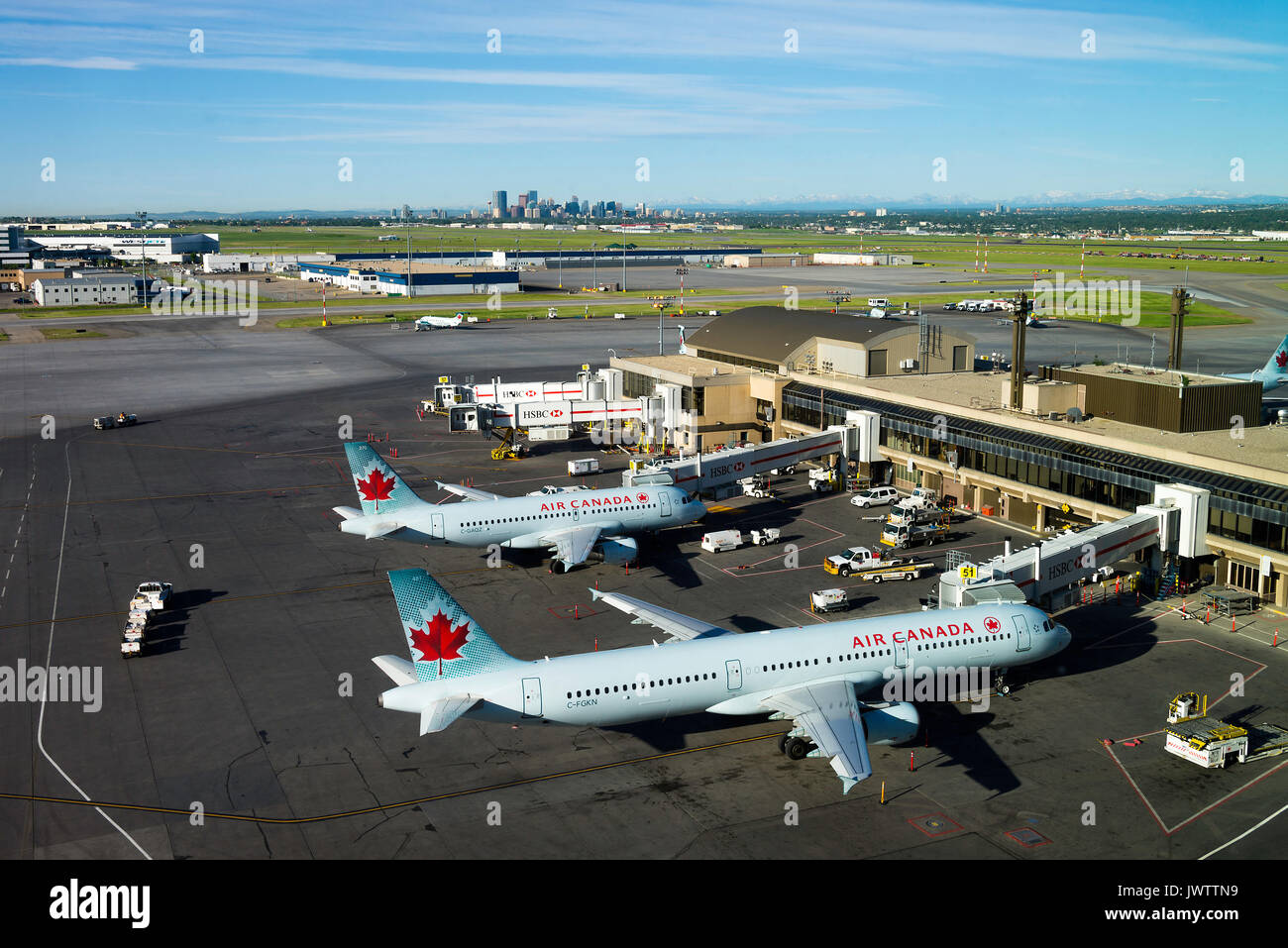 Air Canada Airline Airbus A 321-211 und 319-114 Verkehrsflugzeuge C-FGKN und C-GAQZ auf steht am internationalen Flughafen von Calgary Alberta Kanada Stockfoto