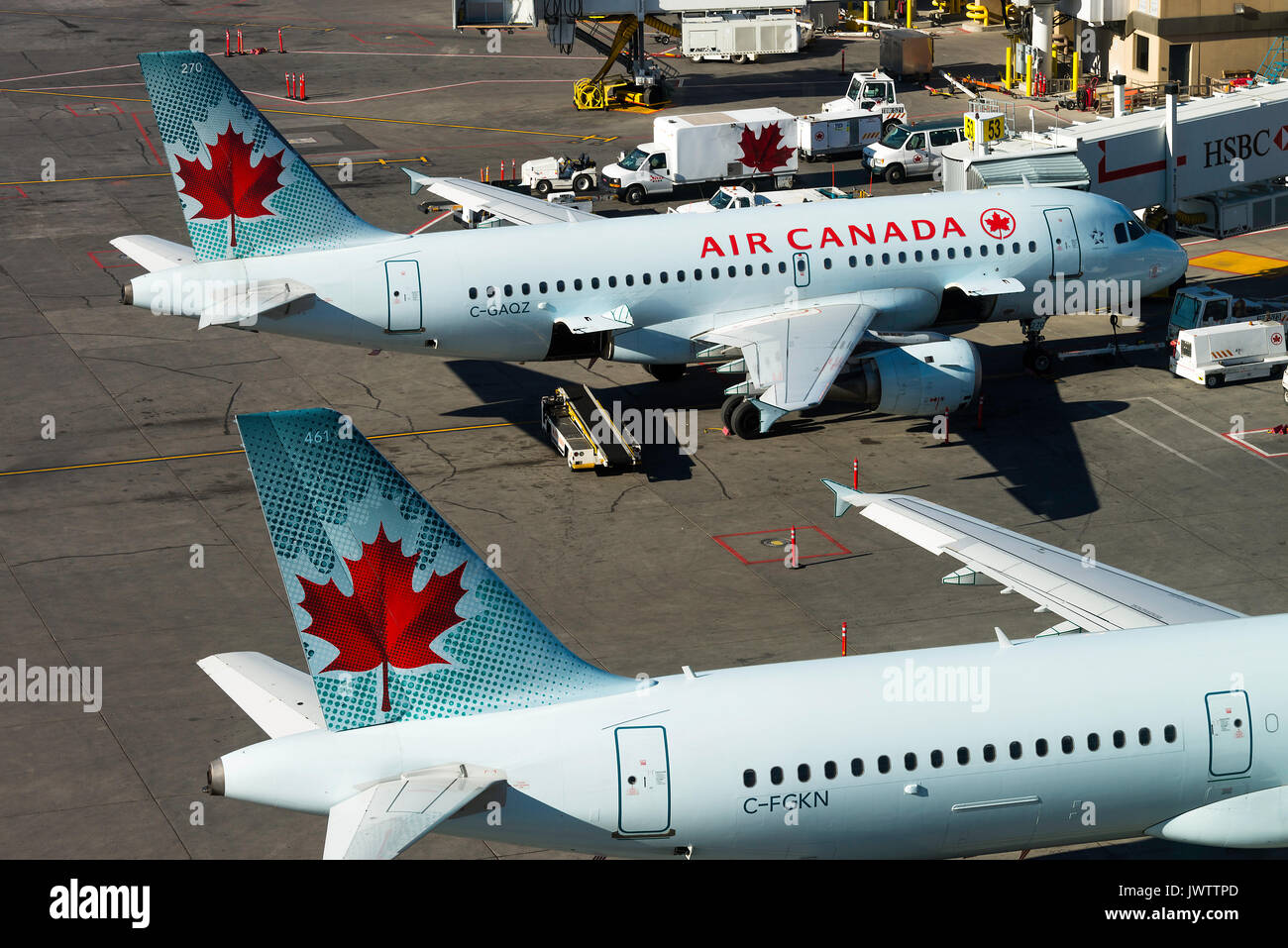 Air Canada Airline Airbus A 321-211 und 319-114 Verkehrsflugzeuge C-FGKN und C-GAQZ auf steht am internationalen Flughafen von Calgary Alberta Kanada Stockfoto