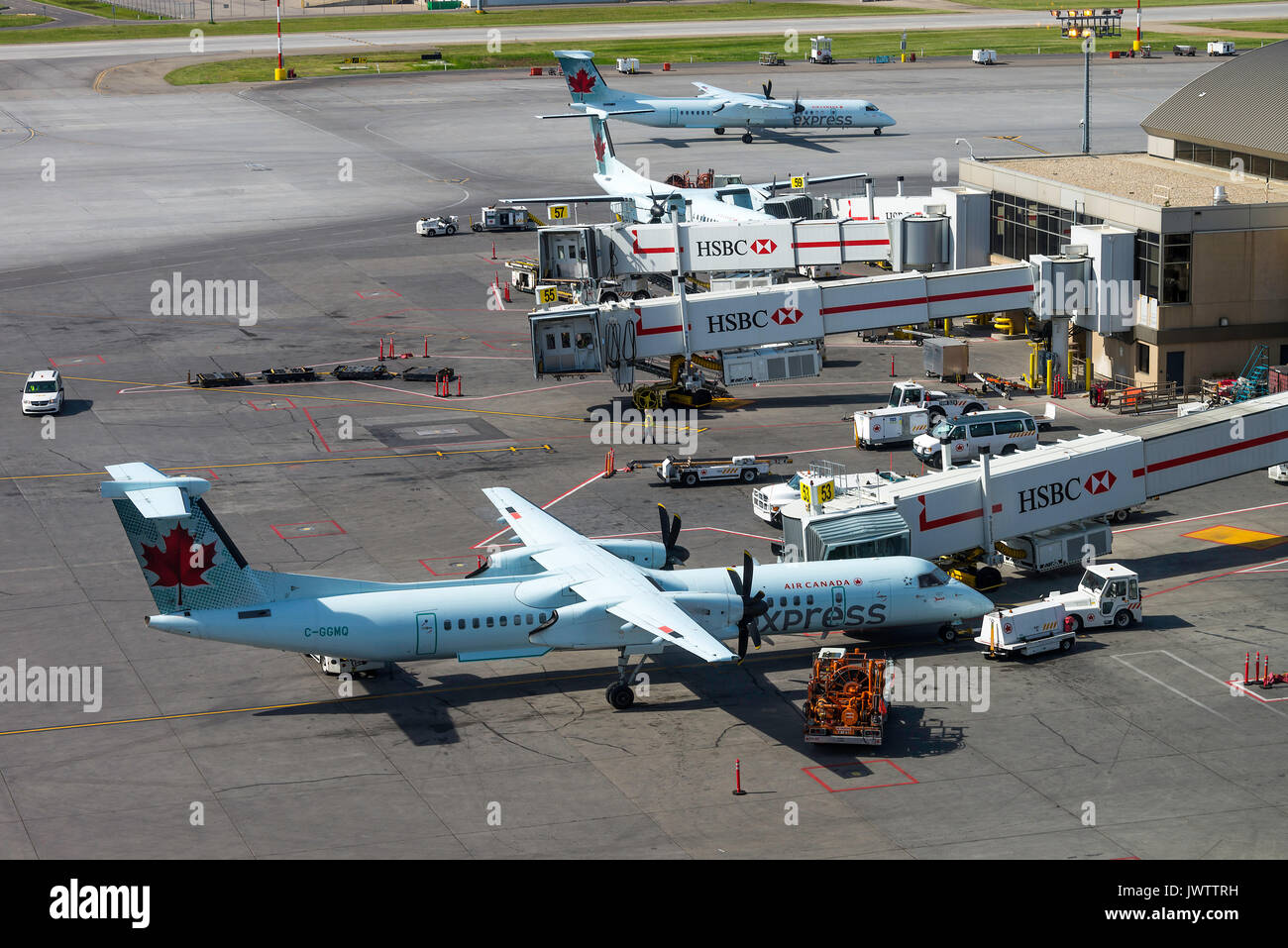 Air Canada Express Fluggesellschaft Bombardier Dash 8-402 Passagierflugzeug C-GGMQ auf dem Stand Warten auf Abflug am Internationalen Flughafen von Calgary Alberta Kanada Stockfoto