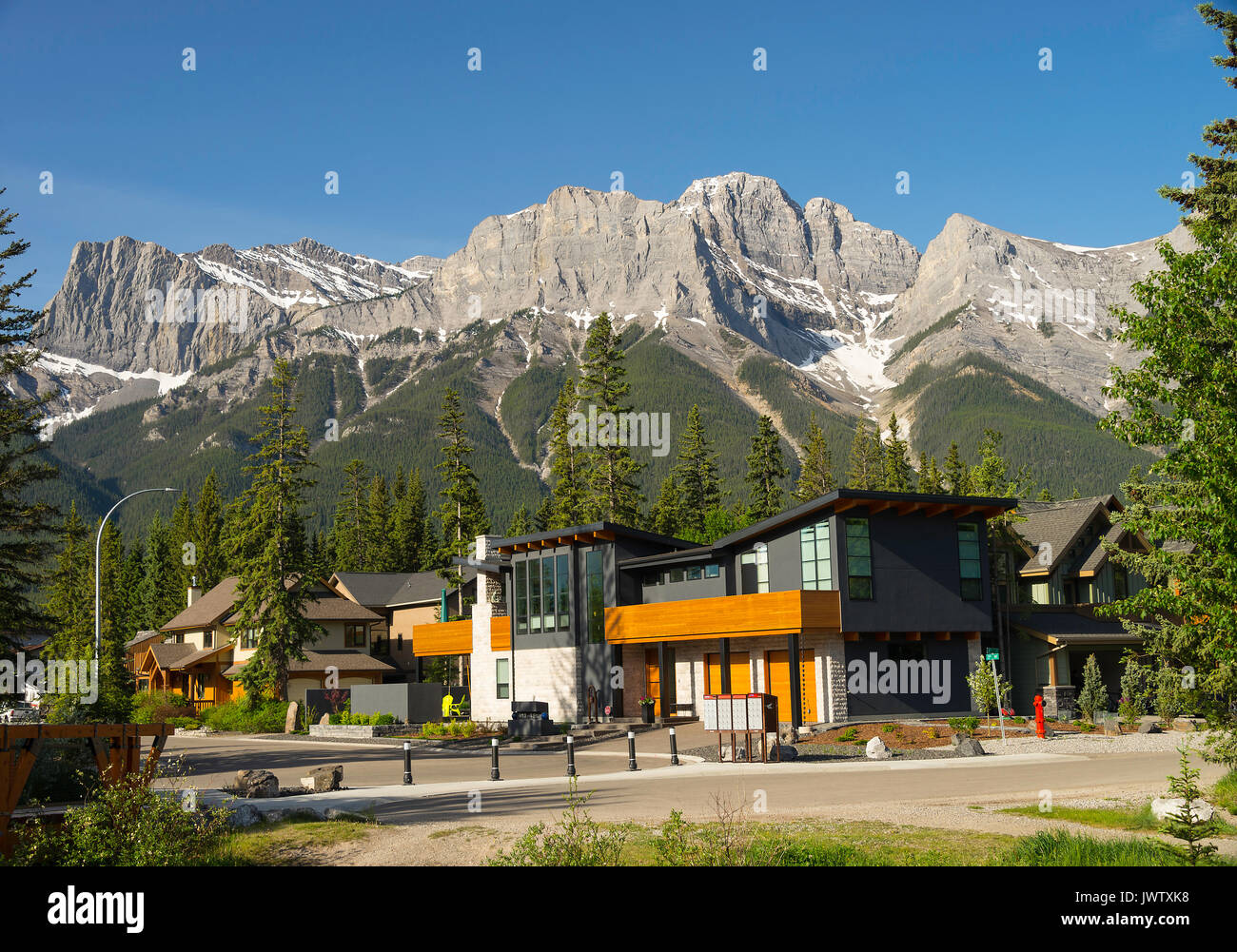 Schönen Gehäuse und Rocky Mountain Szenen und Kiefernwald in Canmore Banff National Park, Alberta, Kanada Stockfoto
