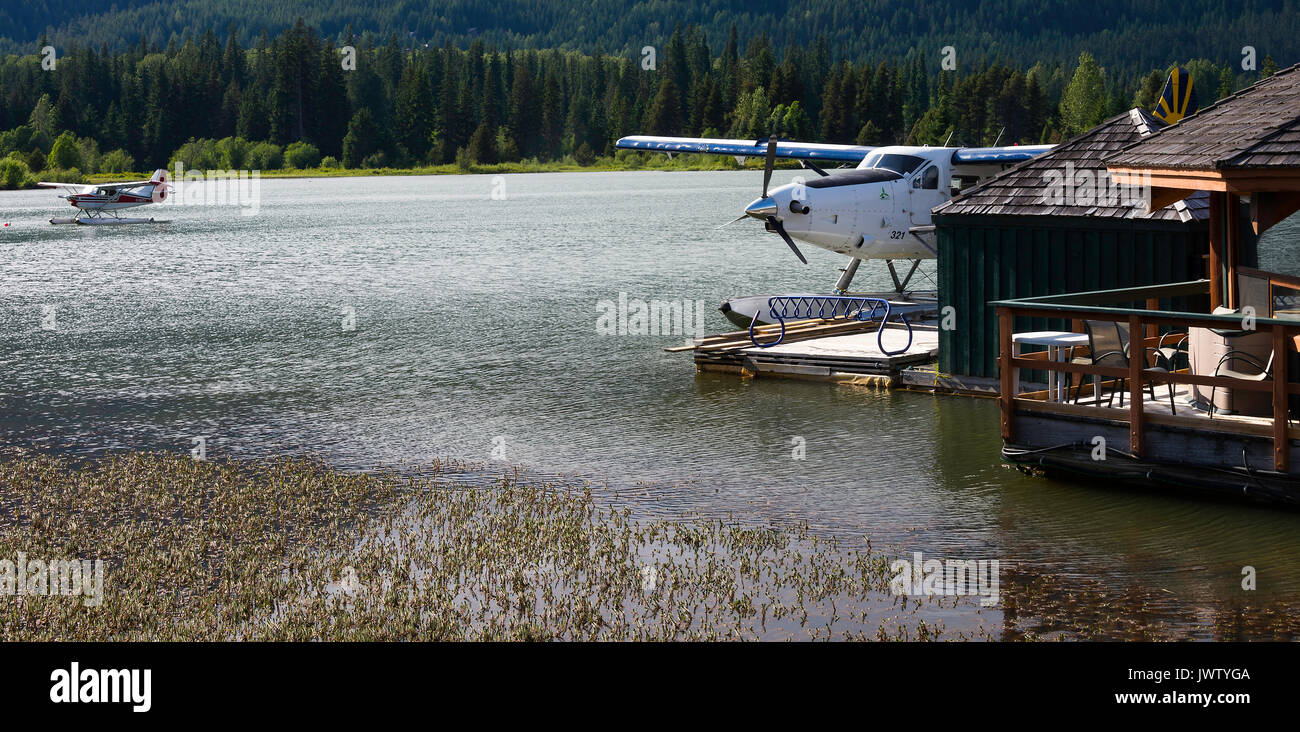 Whistler, Bayerische Flugzeugwerke Bf Canada DHC-3 Otter Turbine Wasserflugzeug festgebunden an einen Steg am grünen See Whistler British Columbia Kanada Stockfoto
