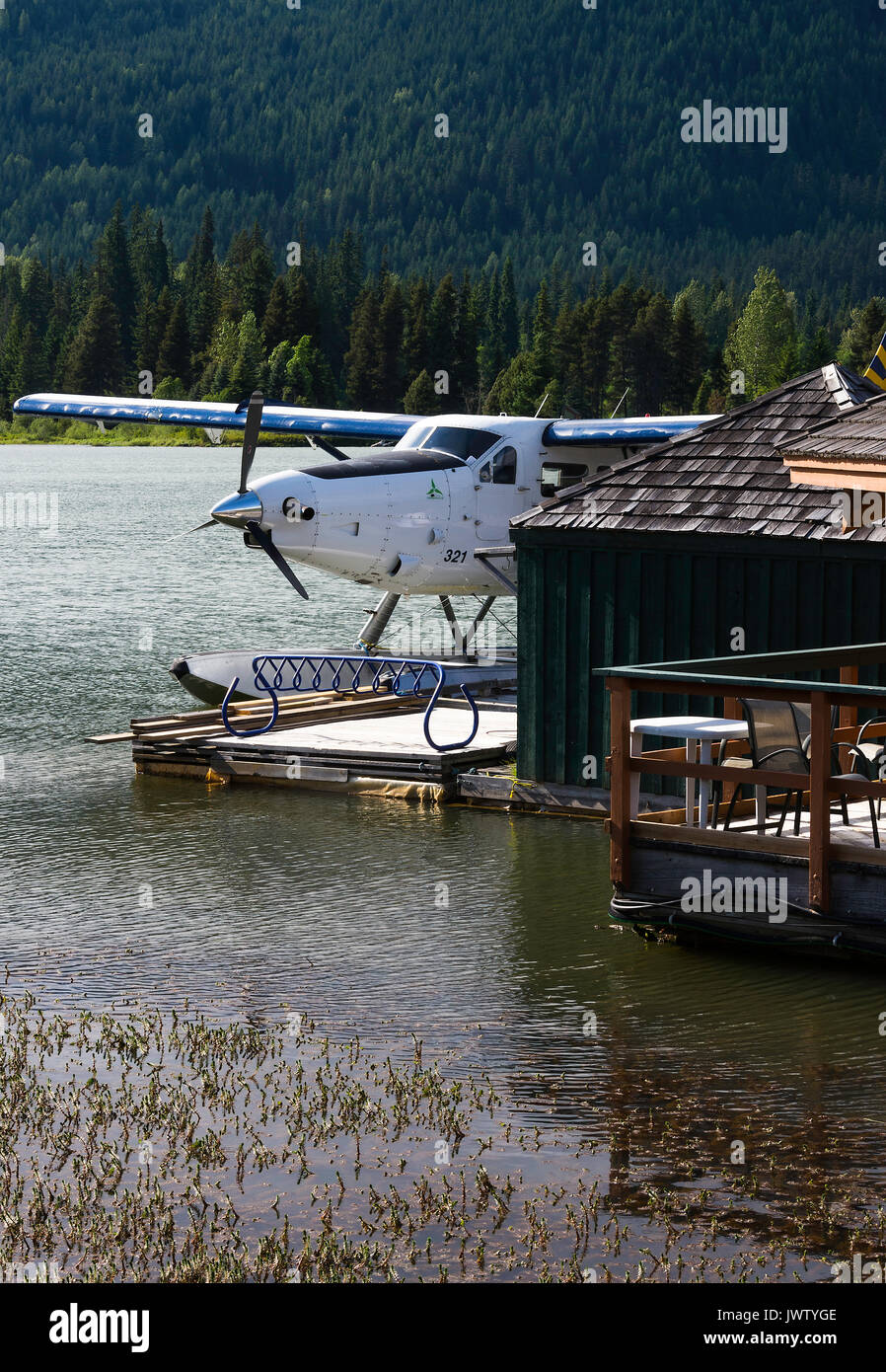 Whistler, Bayerische Flugzeugwerke Bf Canada DHC-3 Otter Turbine Wasserflugzeug festgebunden an einen Steg am grünen See Whistler British Columbia Kanada Stockfoto