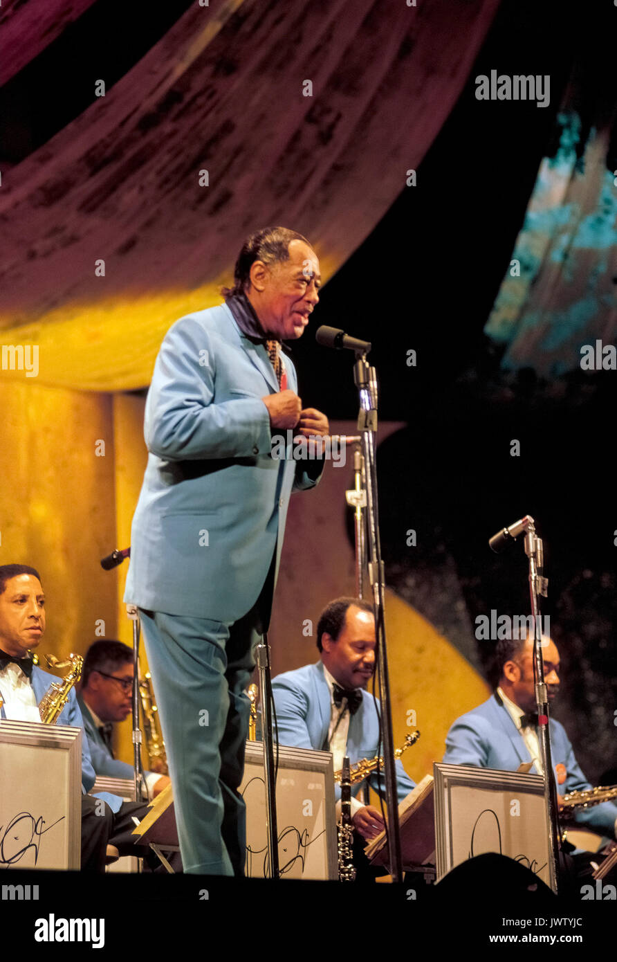 Der berühmte Bandleader Duke Ellington spricht mit dem Publikum über sein Orchester, das beim Monterey Jazz Festival 1970 auftrat, wo sie die vorgestellte Unterhaltung bei dieser jährlichen Veranstaltung in Monterey, Kalifornien, USA waren. Dies war gegen Ende von Ellingtons musikalischer Karriere, die mehr als 50 Jahre bis zu seinem Tod im Jahr 1974 im Alter von 75 Jahren dauerte. Historisches Foto. Stockfoto