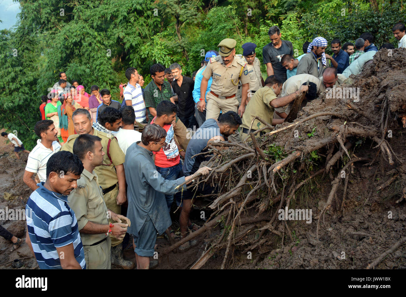 Mandi, Indien. August 13, 2017. Retter arbeiten an der Unfallstelle nach einem Erdrutsch im Mandi Bezirk aufgetreten, nordöstlichen indischen Bundesstaat Himachal Pradesh, 13. August 2017. Mindestens 50 Menschen wurden befürchtet Tote nach zwei Busse wurden von einem massiven Erdrutsch Sonntag im nördlichen Indischen Bundesstaat Himachal Pradesh gefegt. Quelle: Xinhua/Alamy leben Nachrichten Stockfoto