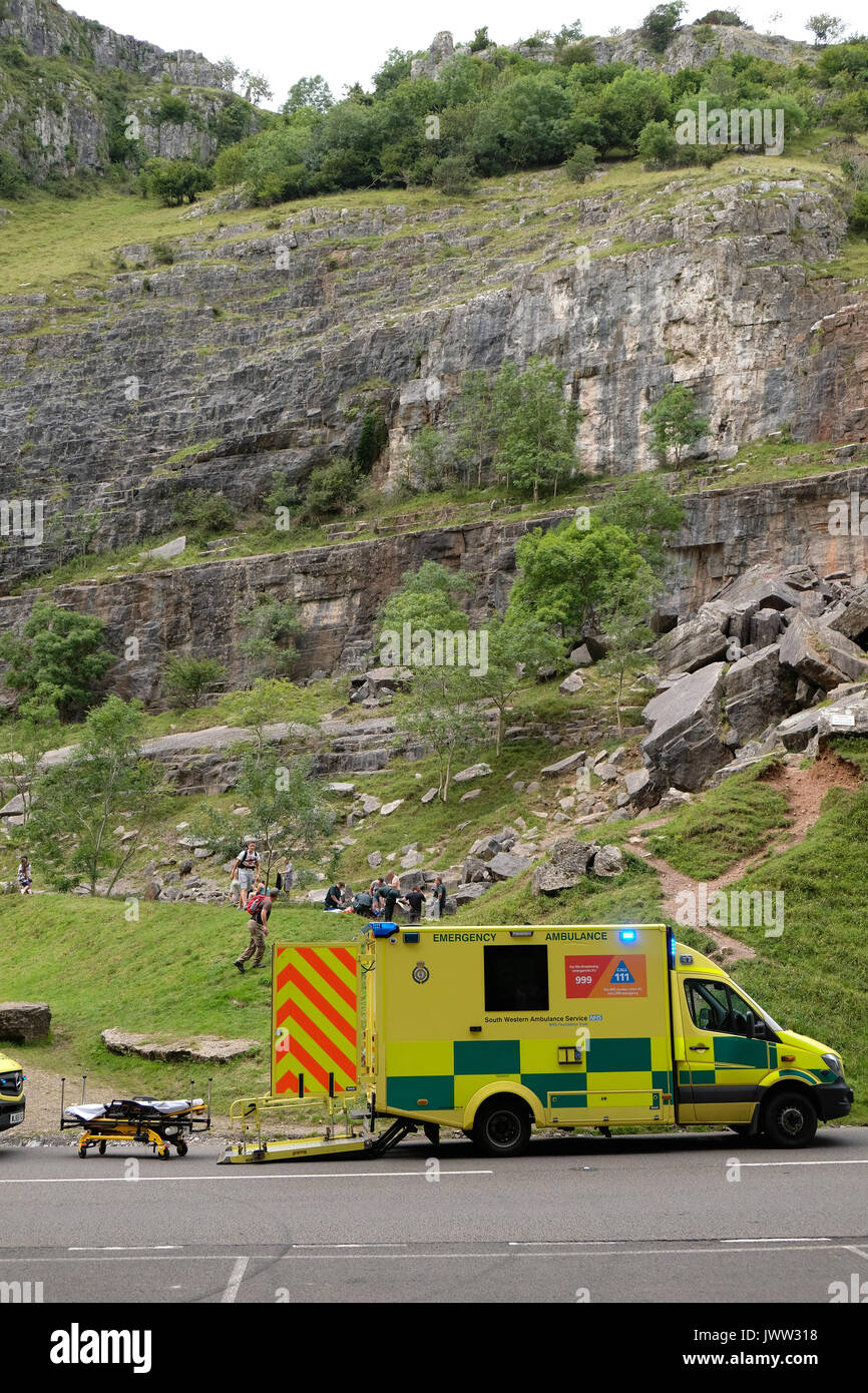 Cheddar Gorge, Somerset, UK. August 13, 2017. Medizinische Ambulanzen an einem Vorfall auf Cheddar Gorge ein beliebtes Urlaubsziel in Somerset, South West England - möglicherweise jemand von den felsigen Klippen Credit: Timothy Große/Alamy leben Nachrichten Stockfoto