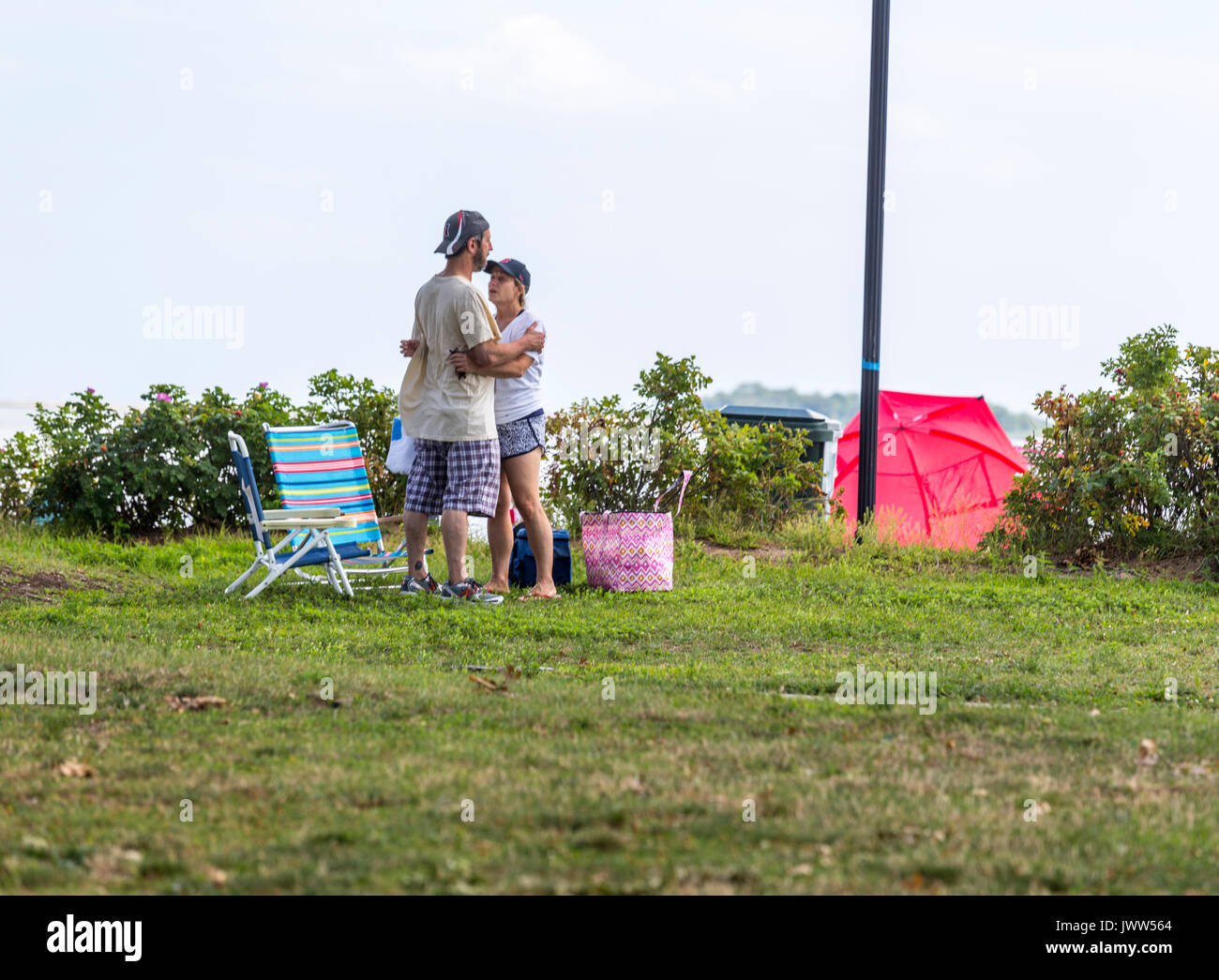 Norwalk, Connecticut, USA, Sonntag, 13. August 2017 Es war ein warmer 80 (f) Grad Tag mit geringer Luftfeuchtigkeit für die lokale Kalb auf der Weide Strand geht. Sommer bringt die jungen Liebenden für die letzten Tage des Umarmen, Küssen und zusammen zu sein. Credit: Craig Perry/Popupphoto/Alamy leben Nachrichten Stockfoto