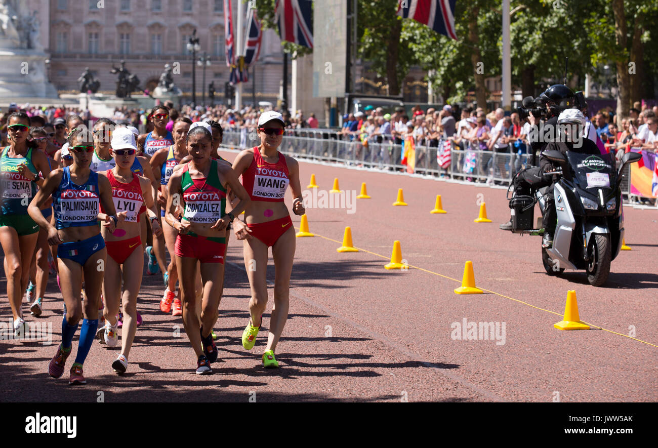 London, Großbritannien. August 13, 2017. 20 k Frauen Rennen Spaziergang bei IAAF Weltmeisterschaften in London, Großbritannien, am 13. August 2017. Das Rennen fand auf der Mall, die malerische Straße in London statt und lockte Tausende Zuschauer. Credit: Dominika Zarzycka/Alamy leben Nachrichten Stockfoto