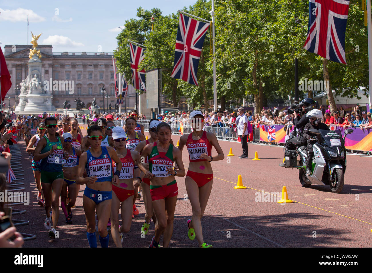 London, Großbritannien. August 13, 2017. 20 k Frauen Rennen Spaziergang bei IAAF Weltmeisterschaften in London, Großbritannien, am 13. August 2017. Das Rennen fand auf der Mall, die malerische Straße in London statt und lockte Tausende Zuschauer. Credit: Dominika Zarzycka/Alamy leben Nachrichten Stockfoto