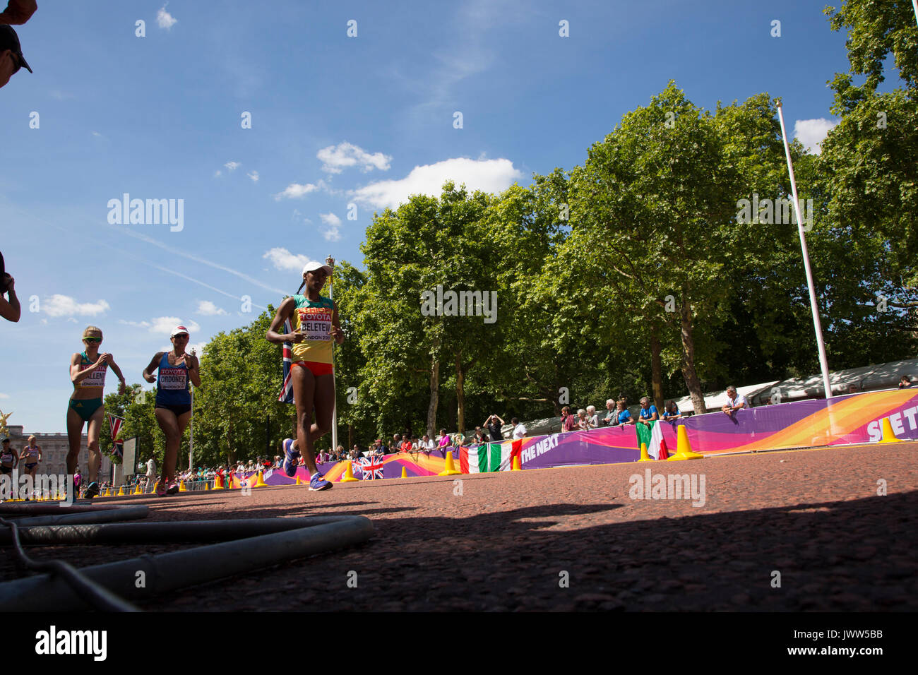 London, Großbritannien. August 13, 2017. 20 k Frauen Rennen Spaziergang bei IAAF Weltmeisterschaften in London, Großbritannien, am 13. August 2017. Das Rennen fand auf der Mall, die malerische Straße in London statt und lockte Tausende Zuschauer. Credit: Dominika Zarzycka/Alamy leben Nachrichten Stockfoto
