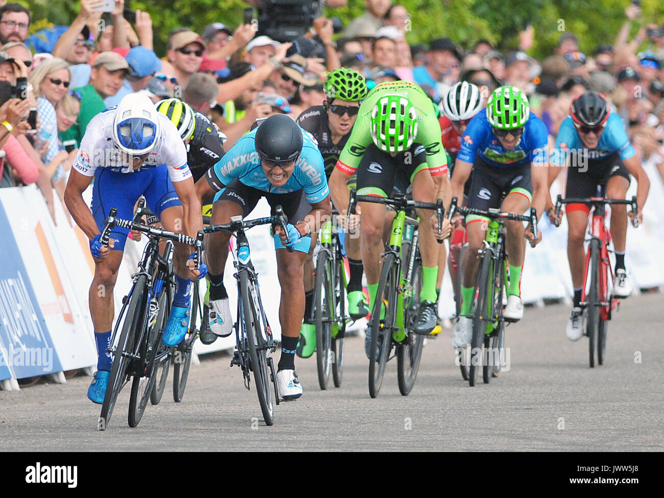 Denver, Colorado, USA. 13 Aug, 2017. United Health Care, Travis McCabe (links/blau und weiß), kämpft für einen zweiten Platz im Sprint von der letzten Phase der Eröffnungs-Colorado Classic Radrennen, Denver, Colorado. Credit: Cal Sport Media/Alamy leben Nachrichten Stockfoto