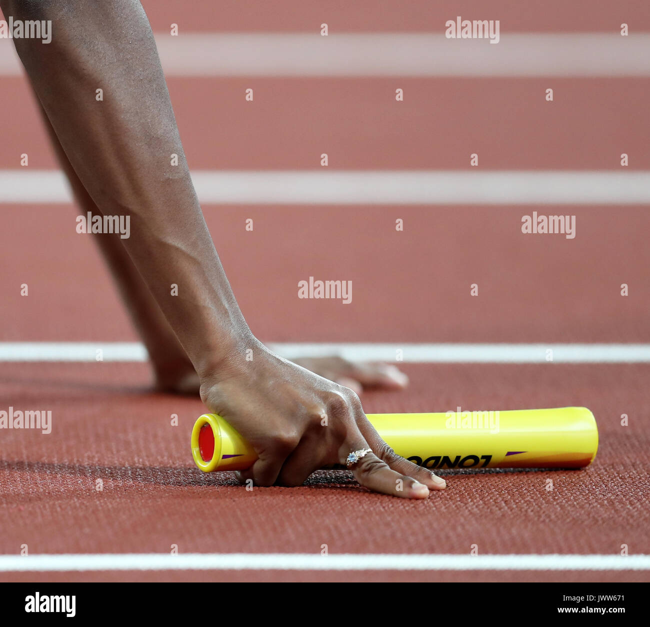 London, Großbritannien. Am 13. August 2017. Chrisann GORDON Holding den Taktstock in den Startlöchern für das erste Bein für Jamaika in den Frauen 4x400m-Finale bei den IAAF World Championships 2017, Queen Elizabeth Olympic Park, Stratford, London, UK. Foto: Simon Balson/Alamy leben Nachrichten Stockfoto