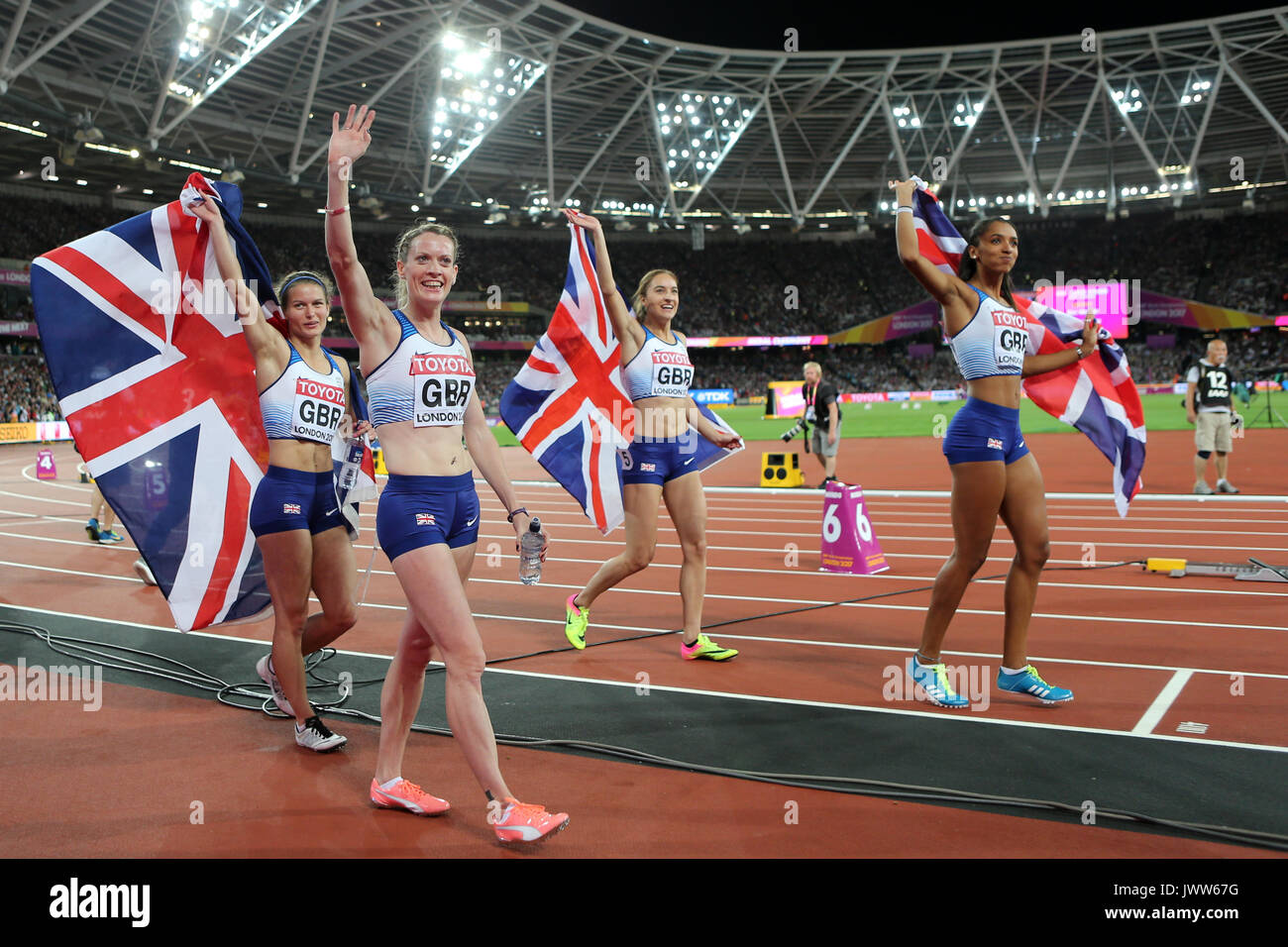 London, Großbritannien. Am 13. August 2017. Zoey CLARK, Laviai NIELSEN, Eilidh DOYLE, Emily DIAMOND (Großbritannien) feiern Silber im Damen 4x400 m-Finale bei den IAAF World Championships 2017, Queen Elizabeth Olympic Park, Stratford, London, UK. Foto: Simon Balson/Alamy leben Nachrichten Stockfoto