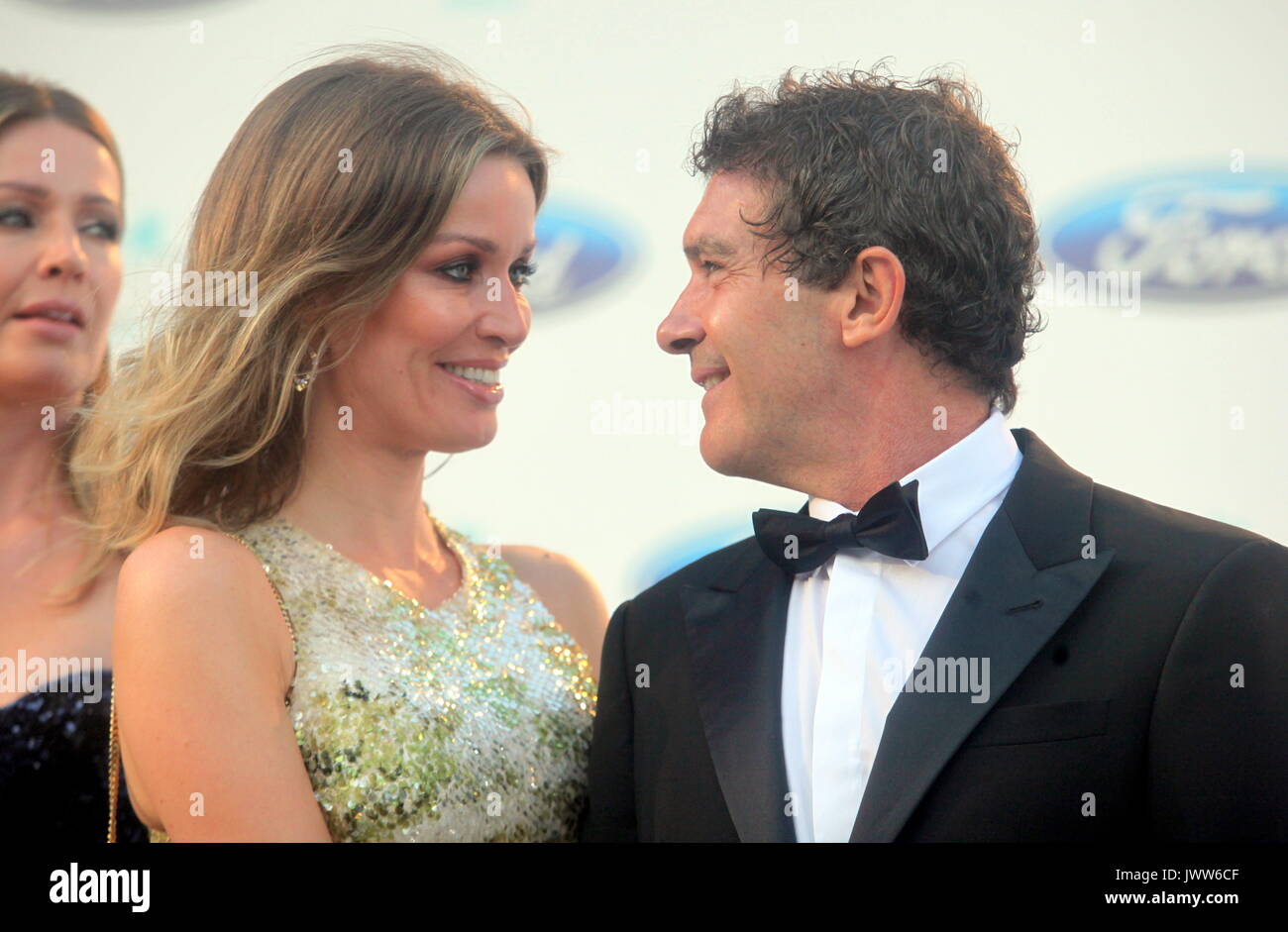 August 13, 2017. 13 Aug, 2017. Marbella, Andalusien, Spanien - Spanische Schauspieler Antonio Banderas (R) wirft mit Geschwister Nicole (C) und Barbara Kimpel während der 8. Ausgabe der Starlite Charity Gala in Marbella, Andalusien, Spanien, 13. August 2017 Credit: Fotos Lorenzo Carnero/ZUMA Draht/Alamy leben Nachrichten Stockfoto