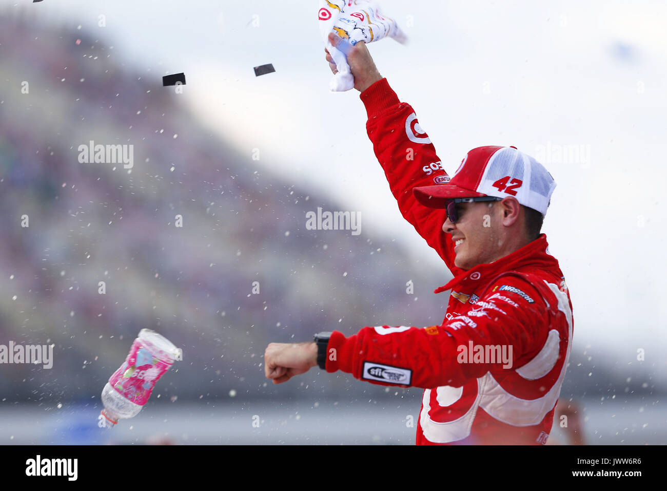 Brooklyn, Michigan, USA. 13 Aug, 2017. August 13, 2017 - Brooklyn, Michigan, USA: Kyle Larson (42) feiert nach dem Gewinn der reinen Michigan 400 am Michigan International Speedway in Brooklyn, Michigan. Credit: Justin R. Noe Asp Inc/ASP/ZUMA Draht/Alamy leben Nachrichten Stockfoto