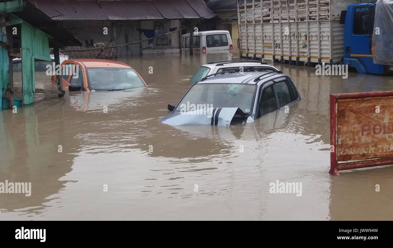 Nagaon. Indien. 13 Aug, 2017. Fahrzeuge sind in der Flut an nagaon Bezirk eingetaucht, nordöstlichen indischen Bundesstaat Assam, 13.08.2017. Quelle: Xinhua/Alamy leben Nachrichten Stockfoto