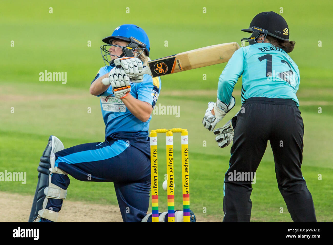 London, Großbritannien. 13 Aug, 2017. Katherine Hauptlast schlagen für Yorkshire Diamanten gegen Surrey Sterne in der Kia Super League T20 Cricket Match am Kia Oval. Quelle: David Rowe/Alamy leben Nachrichten Stockfoto