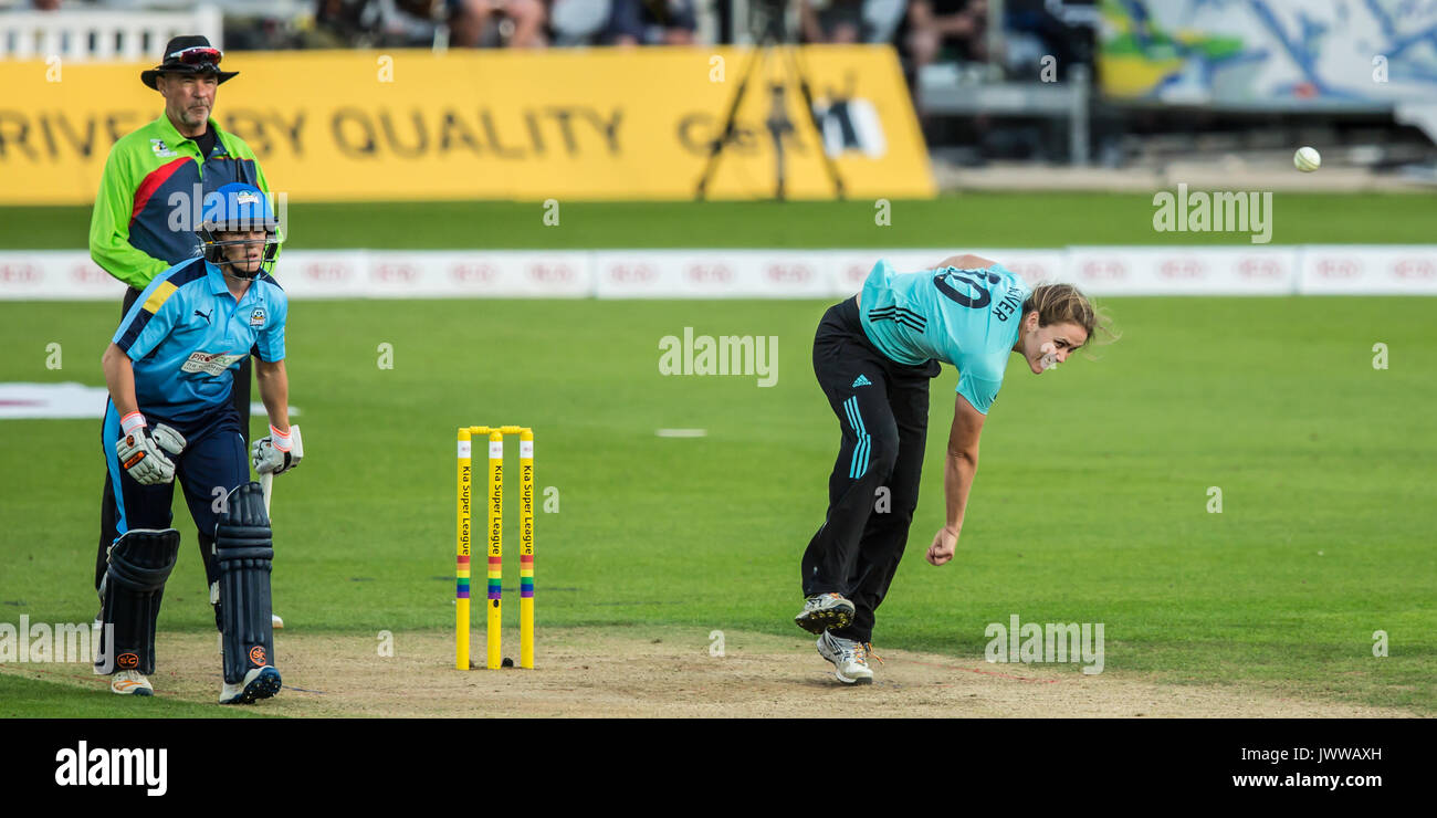 London, Großbritannien. 13 Aug, 2017. Natalie Sciver Bowling für Surrey Sterne gegen Yorkshire Diamanten in der Kia Super League T20 Cricket Match am Kia Oval. Quelle: David Rowe/Alamy leben Nachrichten Stockfoto