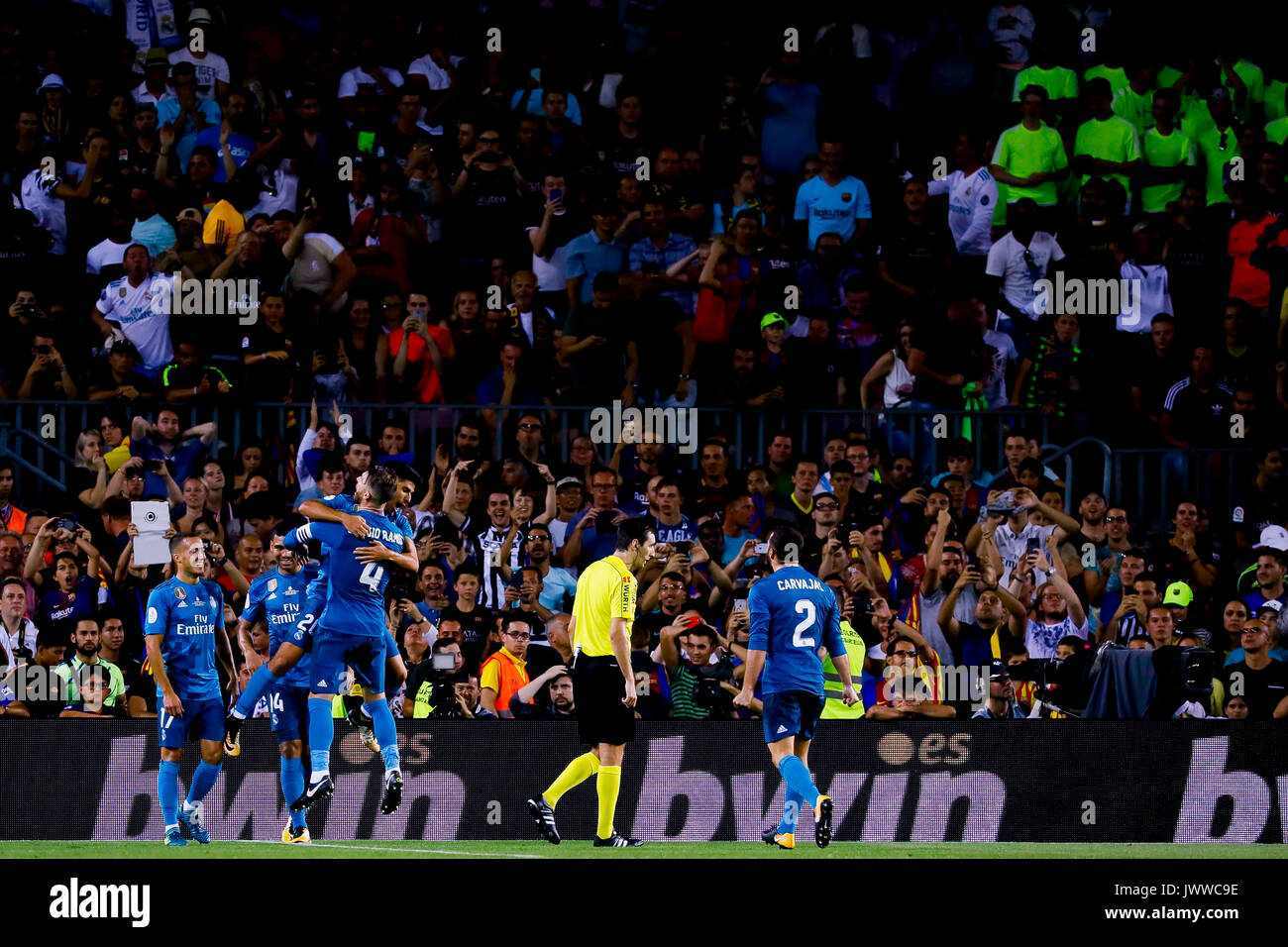 Camp nicht Stadion, Barcelona, Spanien. 13 August, 2017. Real Madrid Spieler feiern das Ziel von Cristiano Ronaldo während des Spiels der ersten Etappe der Super Cup von Spanien im Camp Nou, Barcelona, Spanien. Credit: G. Loinaz. Credit: G. Loinaz/Alamy leben Nachrichten Stockfoto