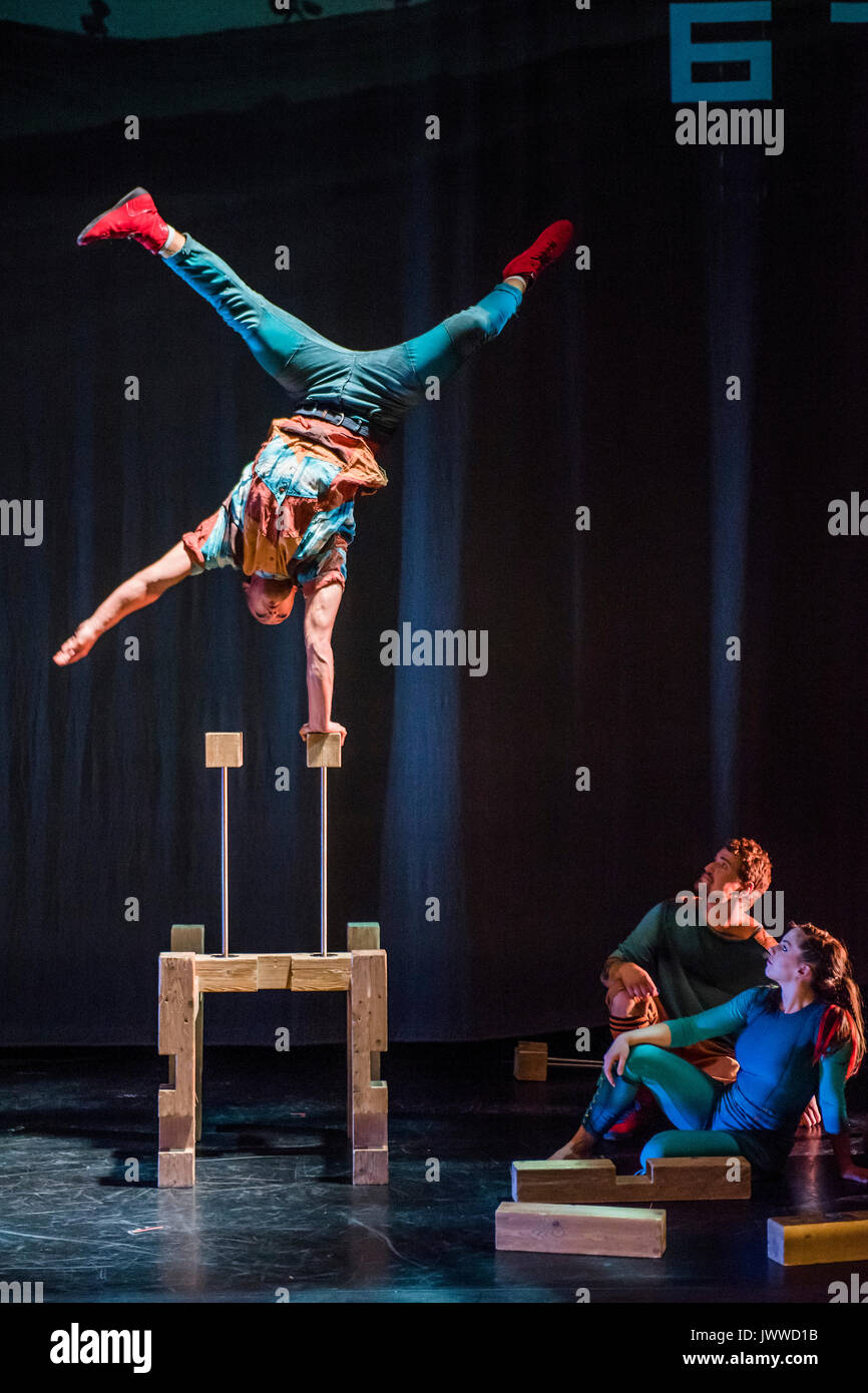 London, Großbritannien. 14. August 2017. Hand Balancing von Einar Kling-Odencrants-Cirkus Cirkör der BRITISCHEN Premiere von Grenzen in der Royal Festival Hall Southbank Center durchführen. Eine Skandinavische zeitgenössische Circus Company, die Energie kombiniert mit Akrobatik Artistik. Die aktuelle Show wurde vom Gründer und Künstlerischer Leiter Tilde Björfors als Teil seiner Trilogie erforschen Migration konzipiert. London, 14. Aug 2017. Credit: Guy Bell/Alamy leben Nachrichten Stockfoto